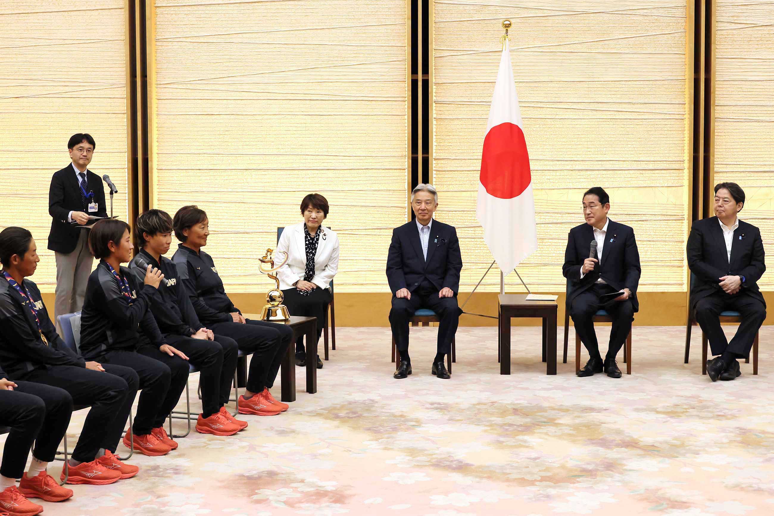 Prime Minister Kishida having a talk with the delegation (1)