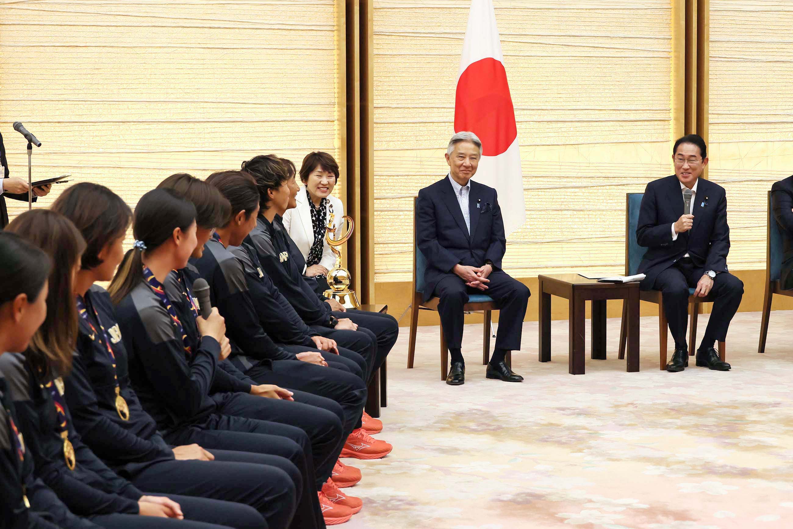 Prime Minister Kishida having a talk with the delegation (2)