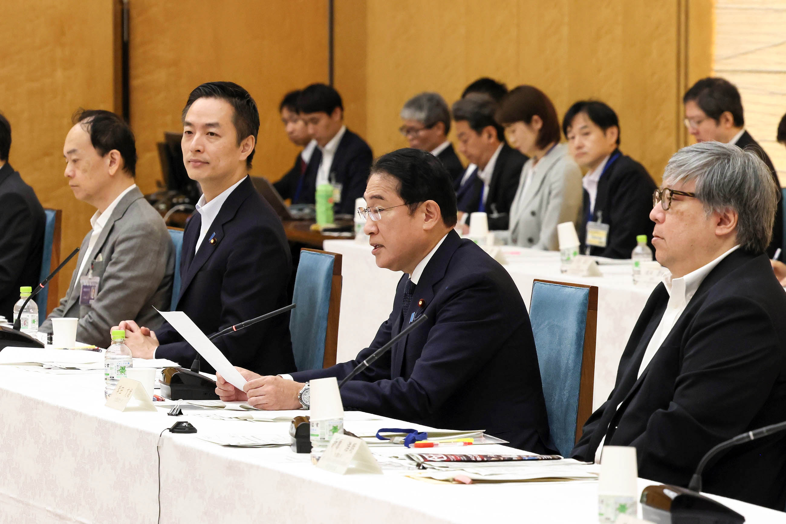 Prime Minister Kishida wrapping up a meeting (1)