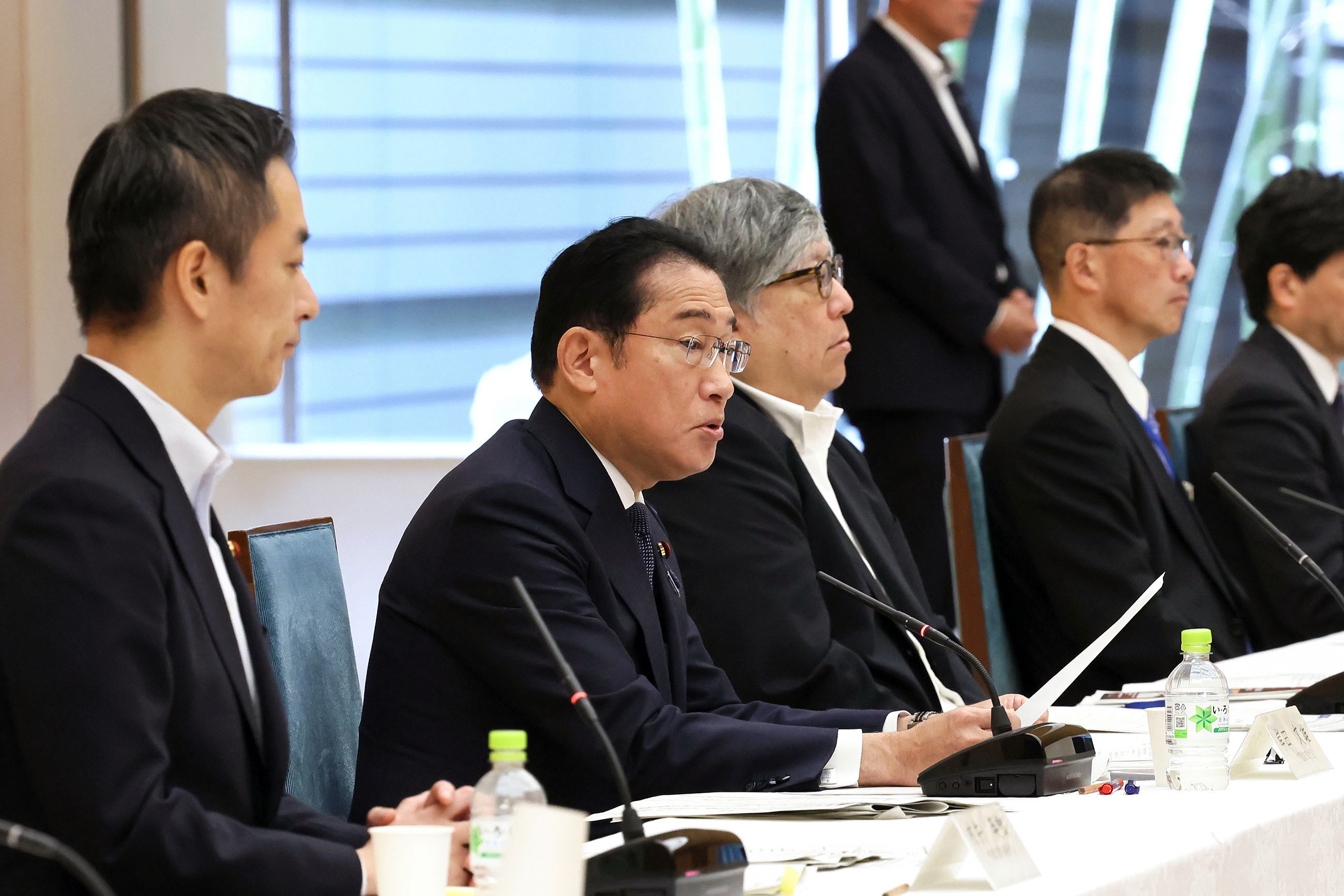 Prime Minister Kishida wrapping up a meeting (2)