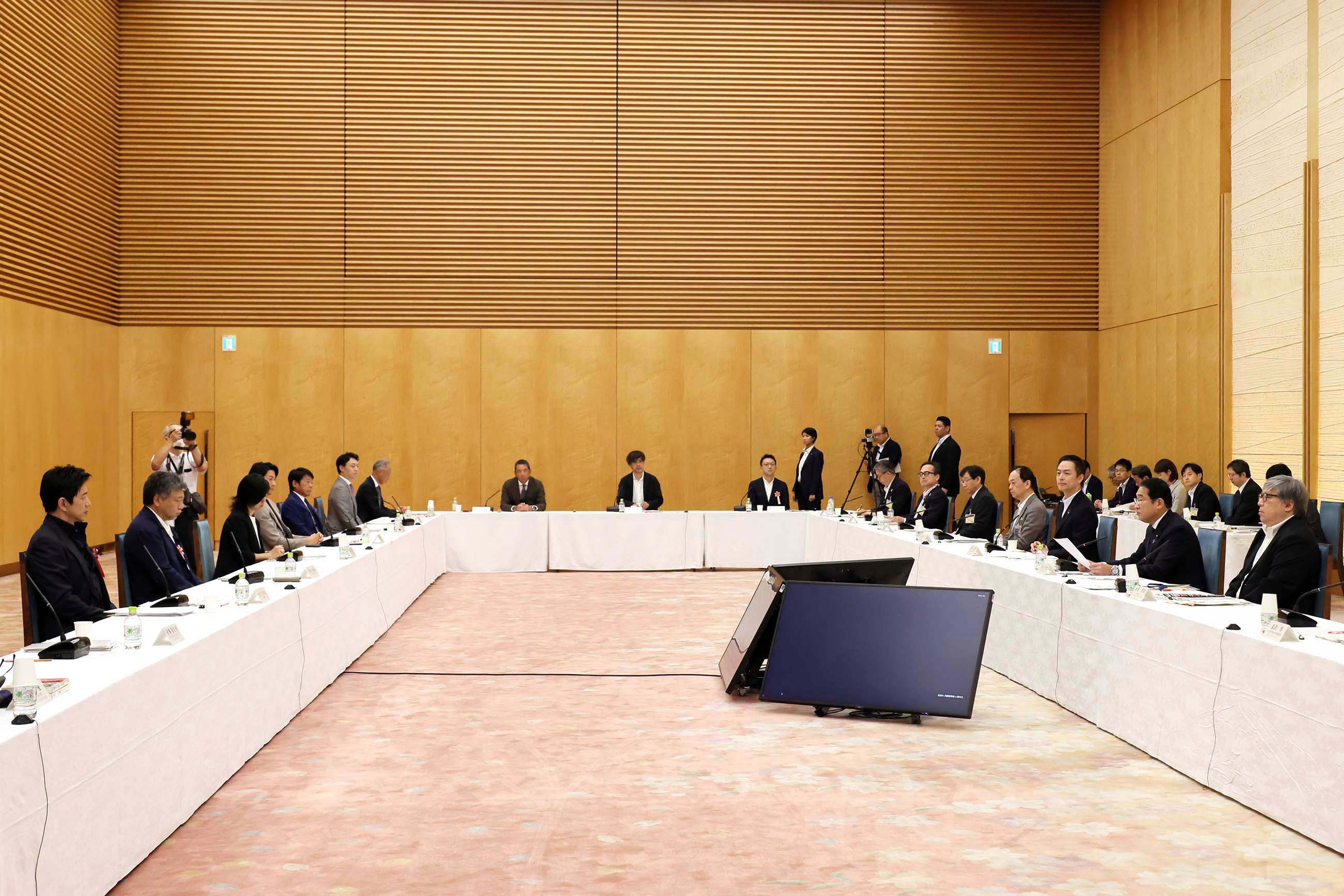 Prime Minister Kishida wrapping up a meeting (3)