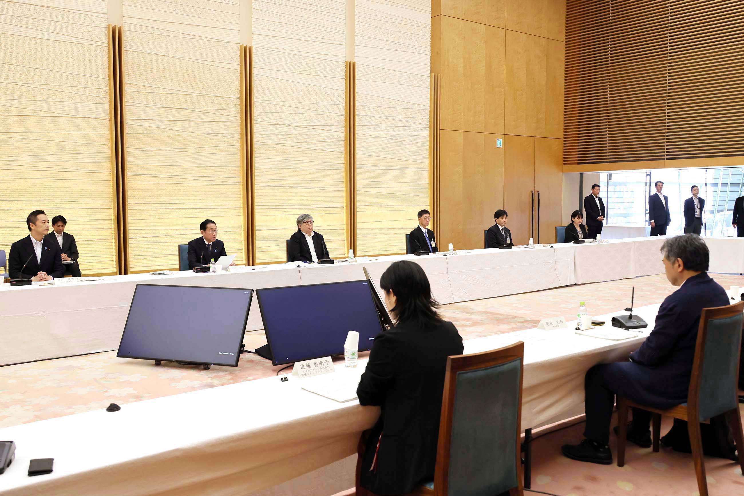 Prime Minister Kishida wrapping up a meeting (4)