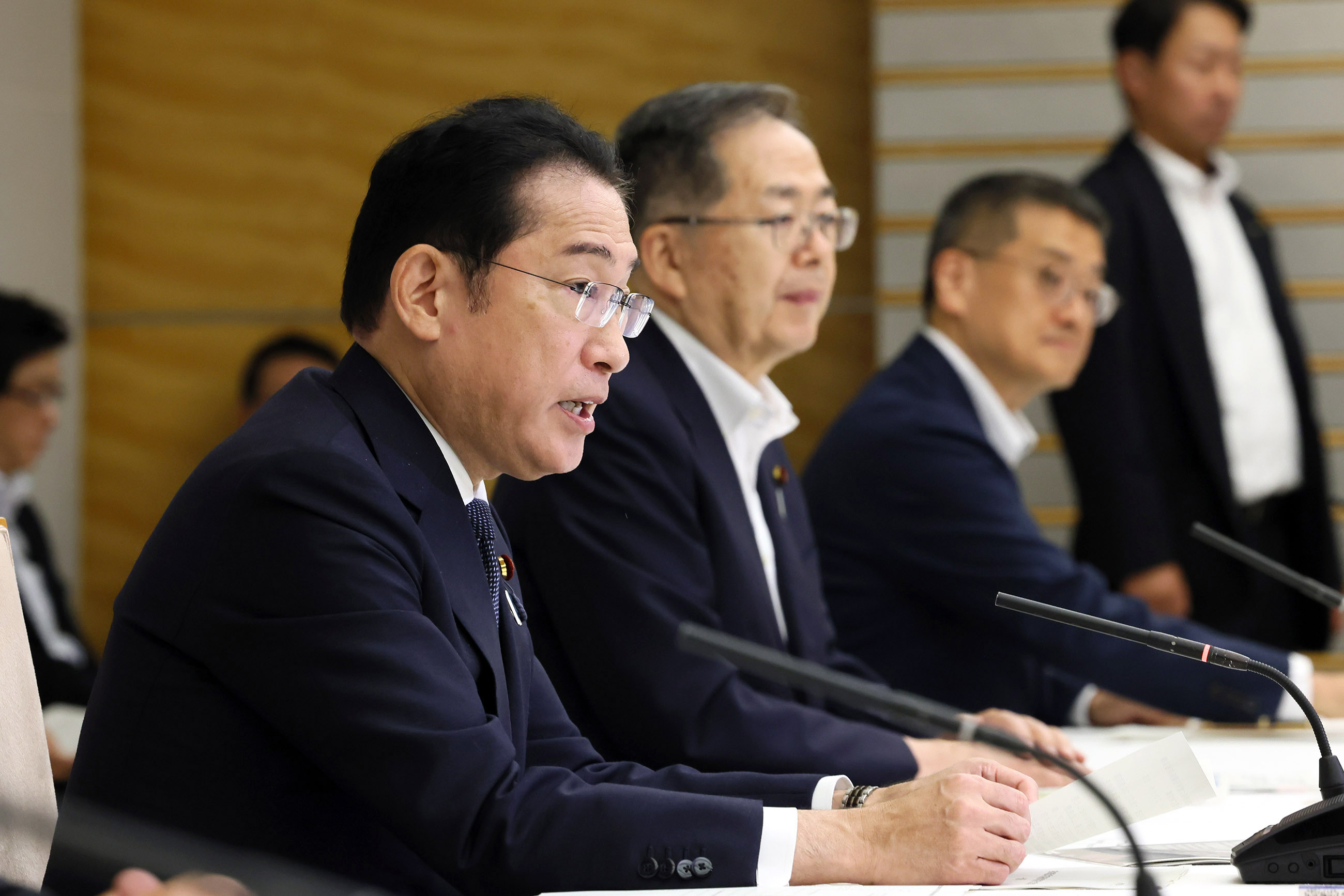 Prime Minister Kishida wrapping up a meeting (1)