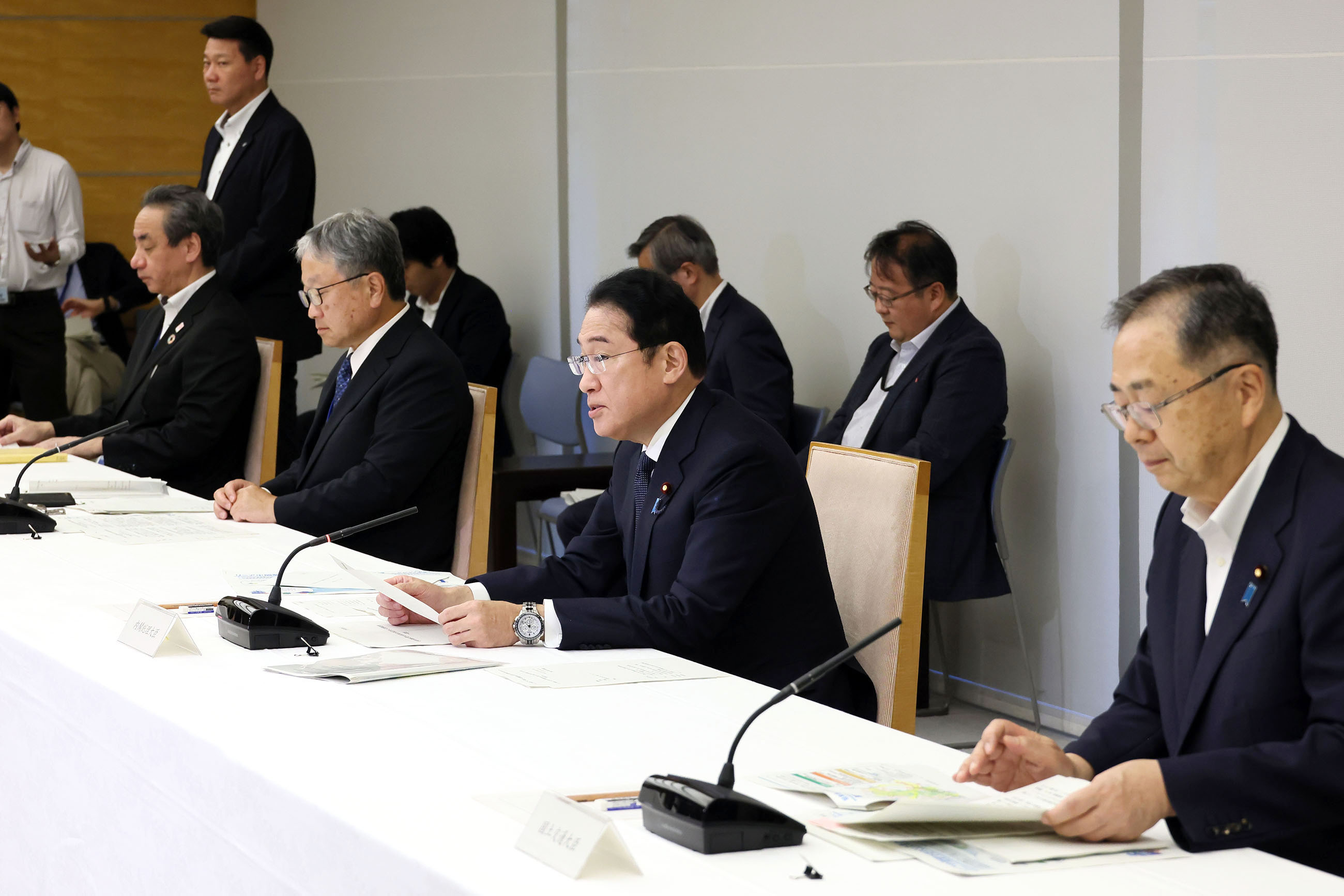 Prime Minister Kishida wrapping up a meeting (2)