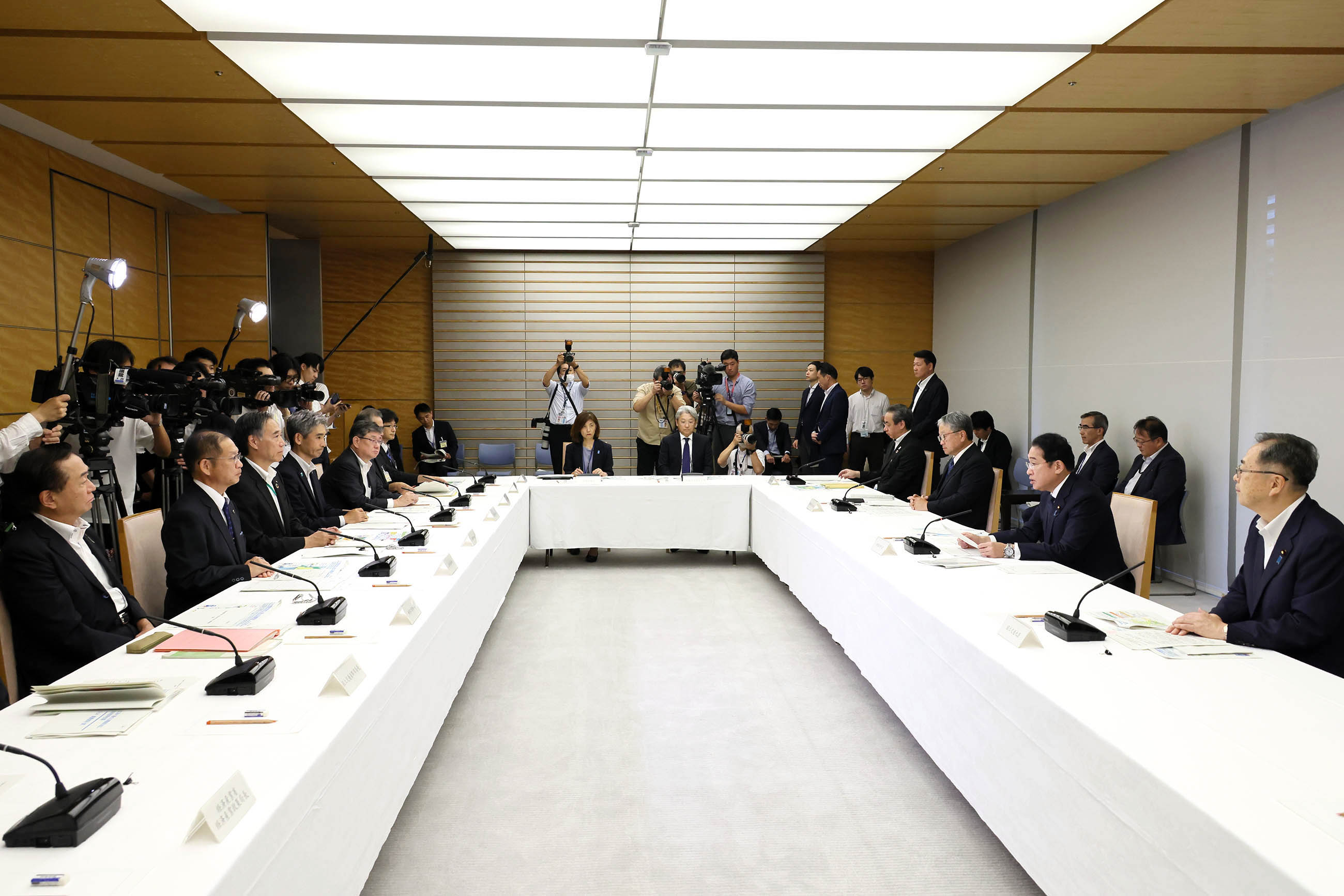 Prime Minister Kishida wrapping up a meeting (3)