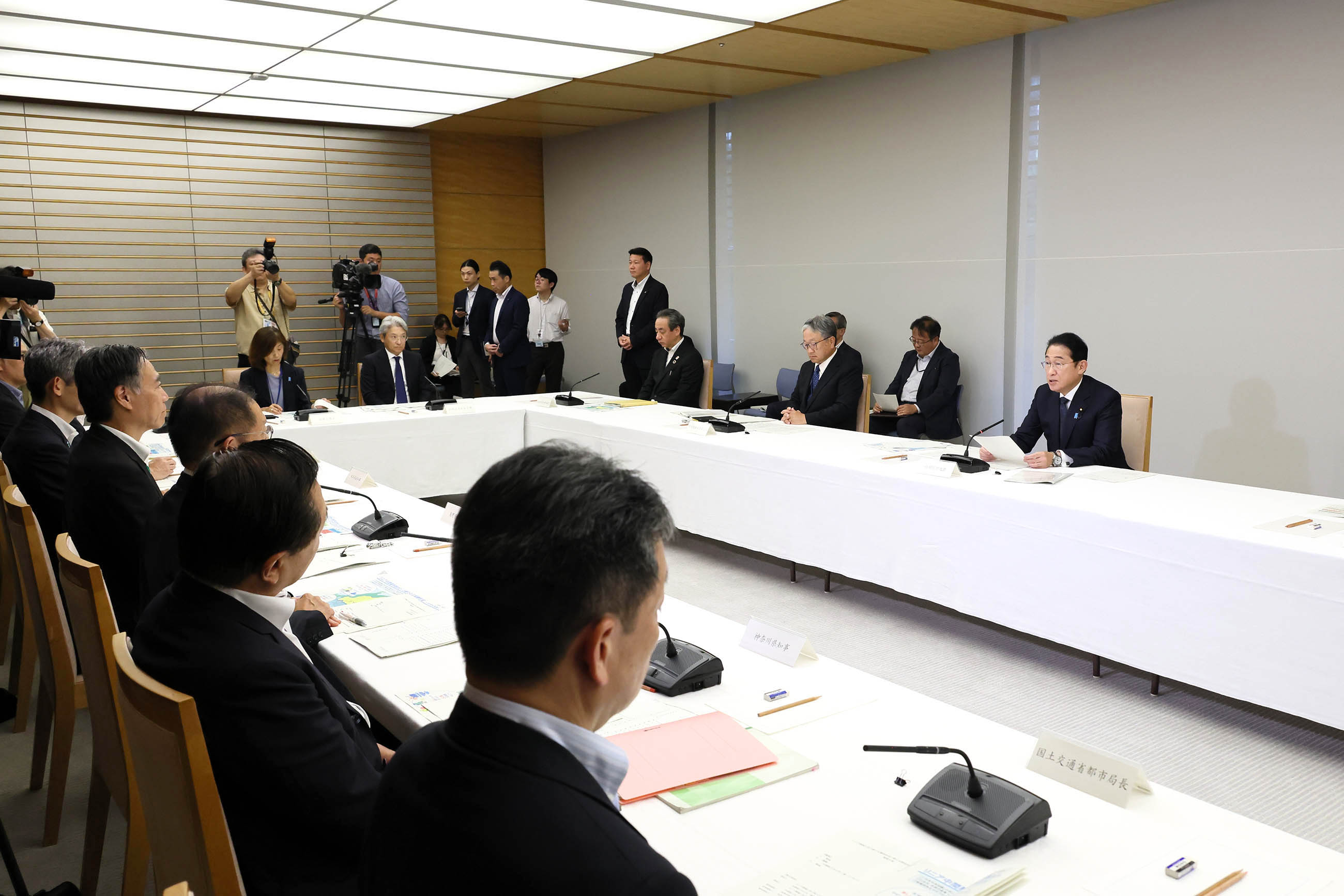 Prime Minister Kishida wrapping up a meeting (4)