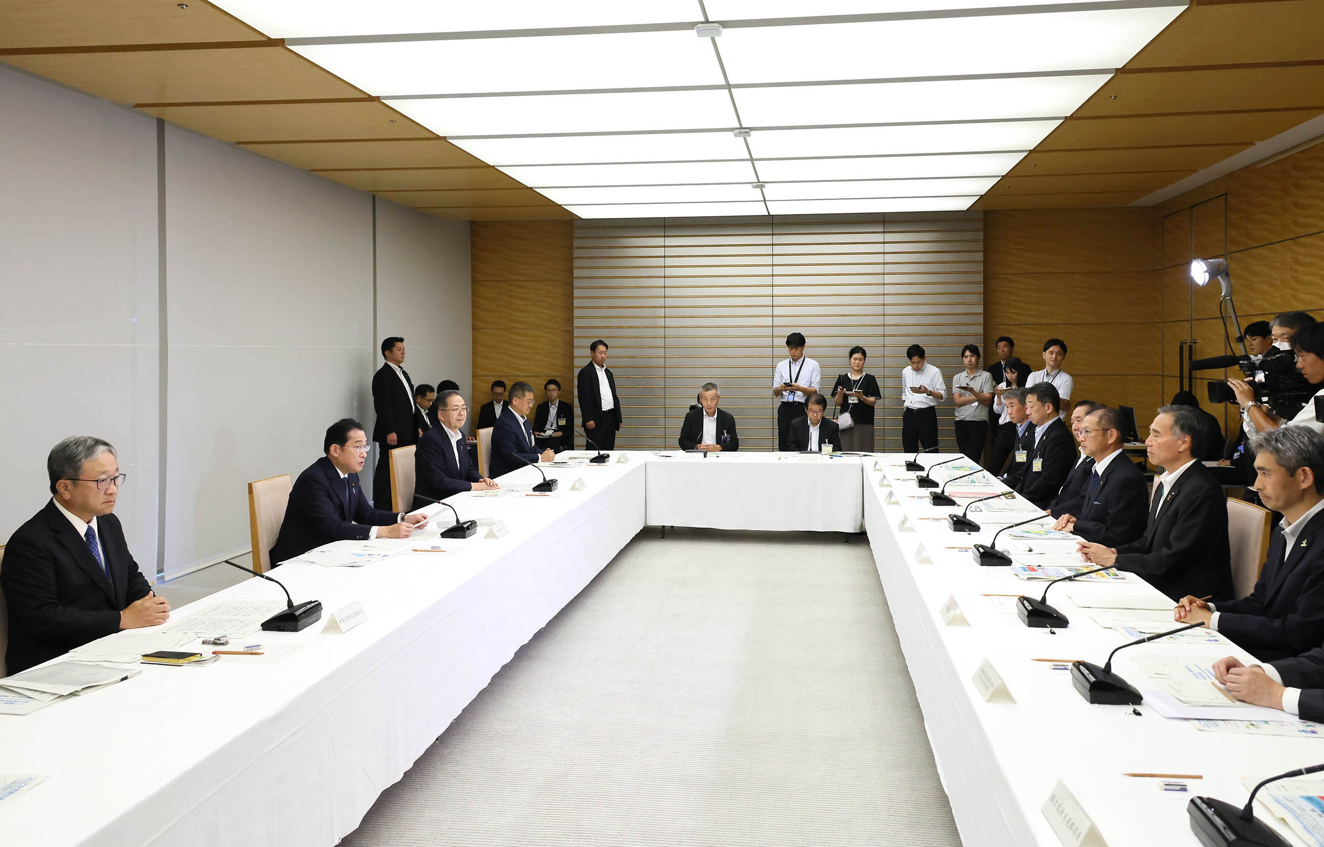 Prime Minister Kishida wrapping up a meeting (5)