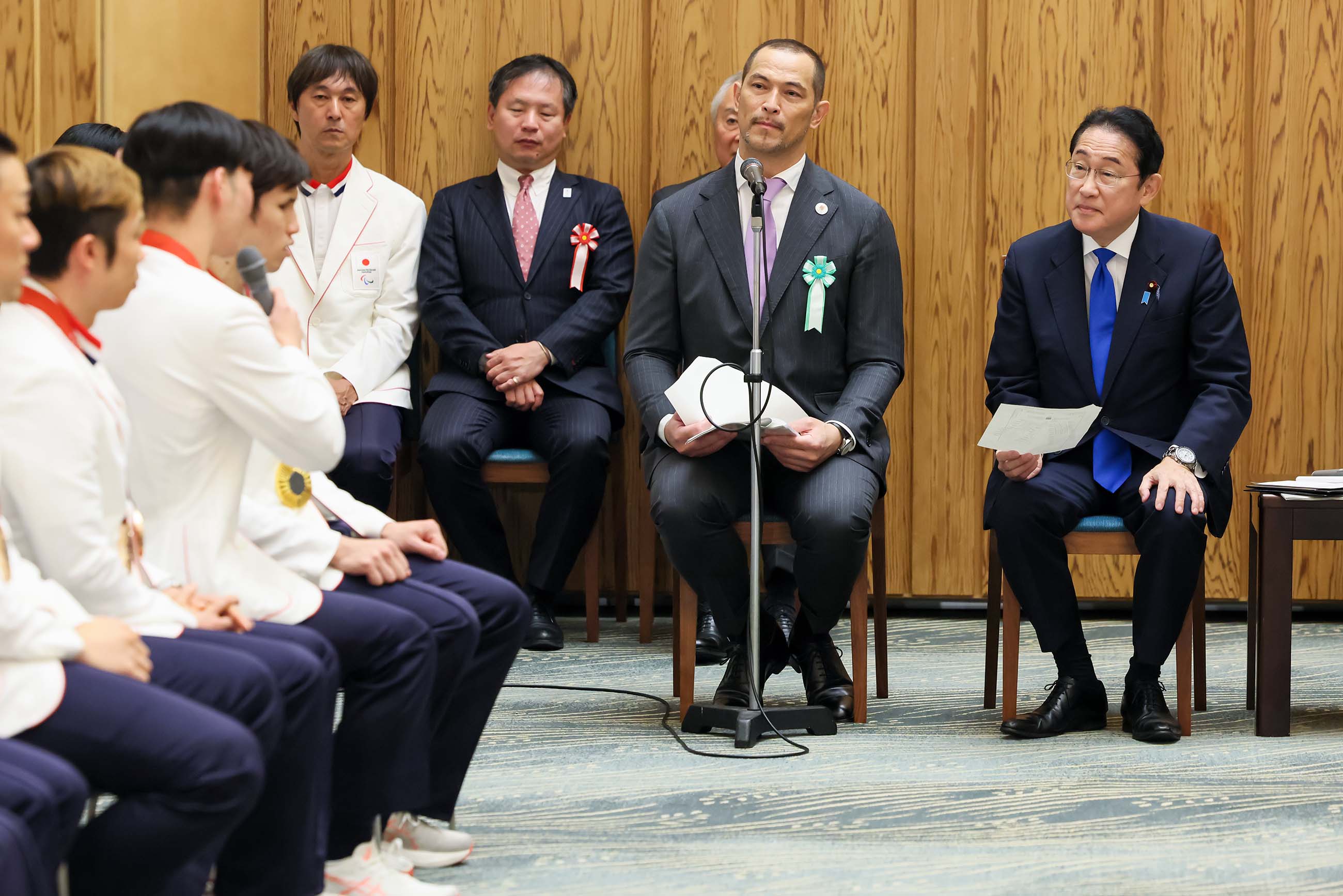 Prime Minister Kishida having a talk with the delegation (1)