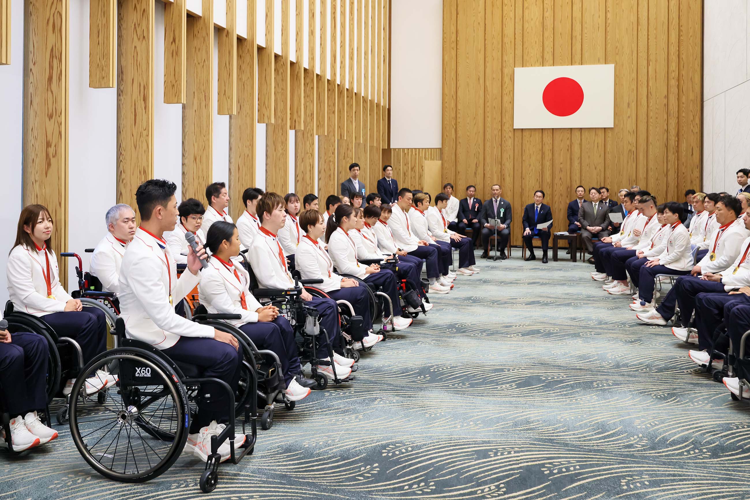 Prime Minister Kishida having a talk with the delegation (2)