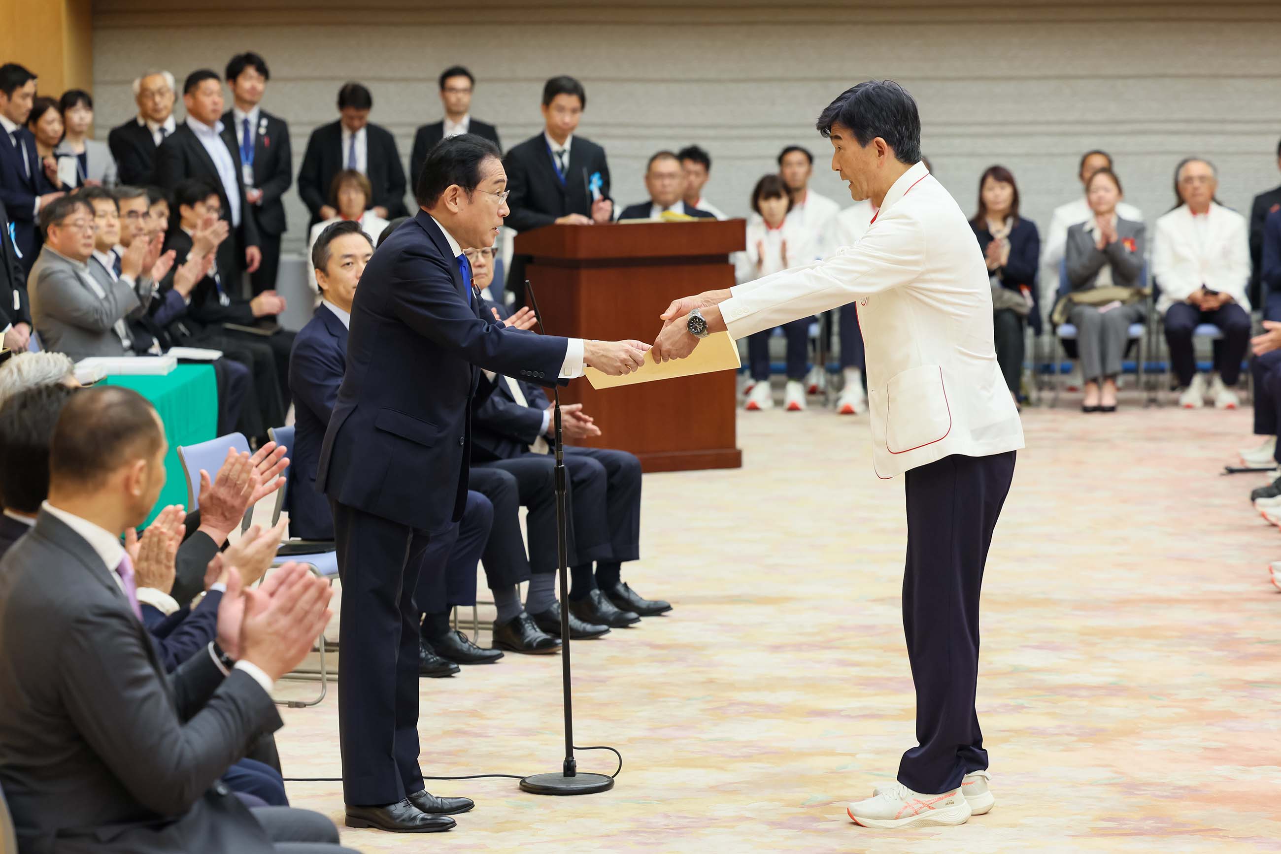 Prime Minister Kishida presenting a certificate of appreciation (1)