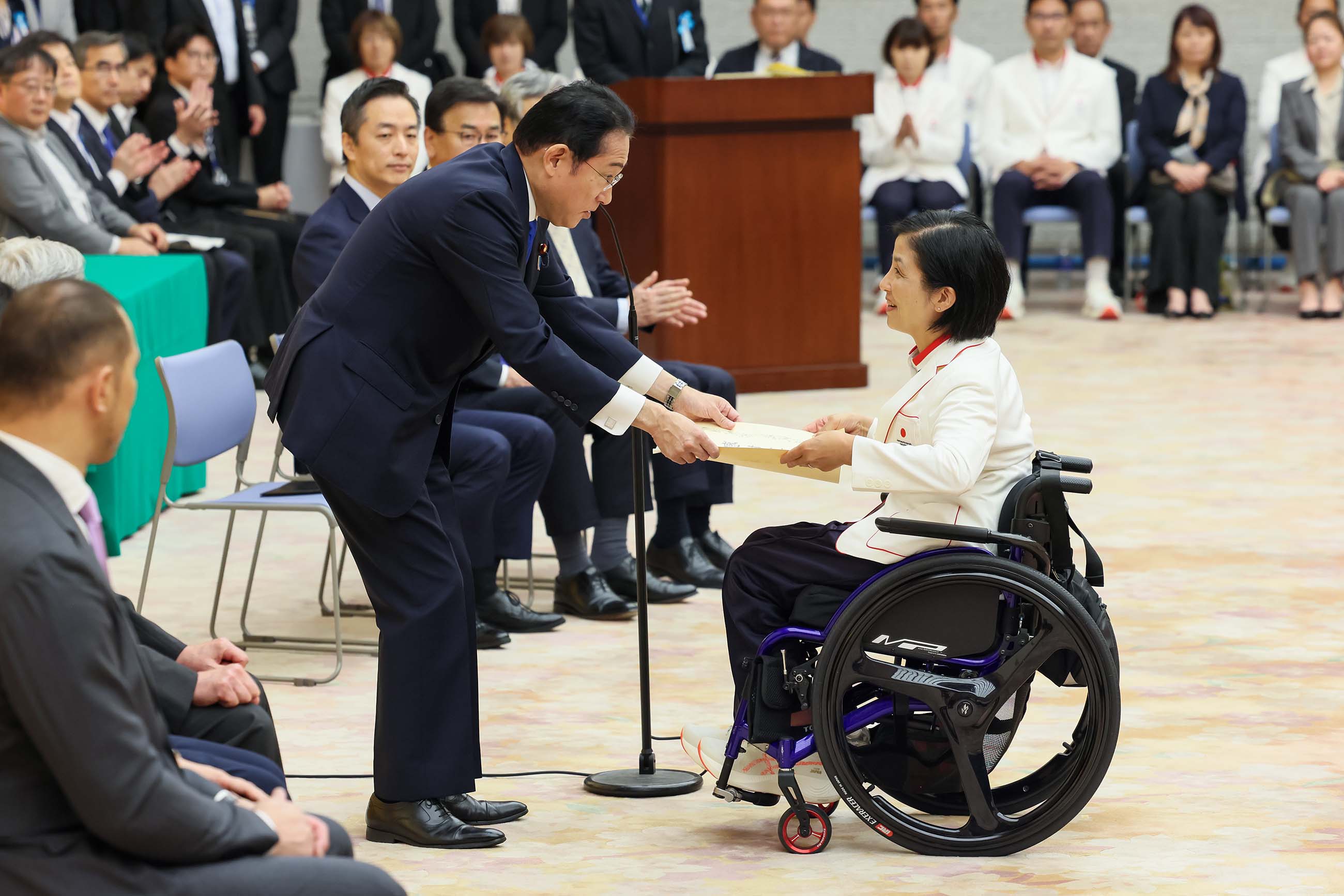 Prime Minister Kishida presenting a certificate of appreciation (2)