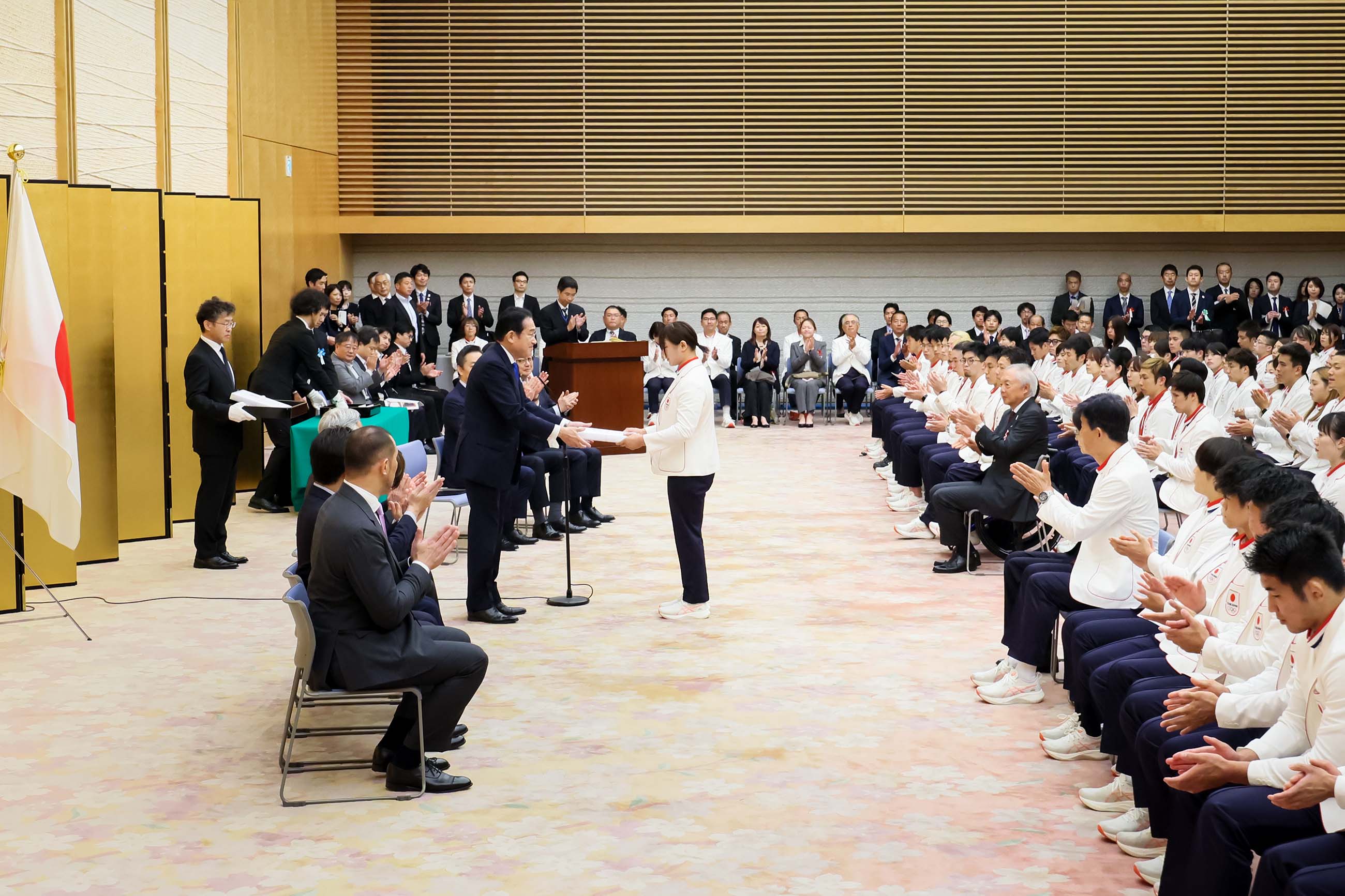 Prime Minister Kishida presenting a commemorative gift (1)