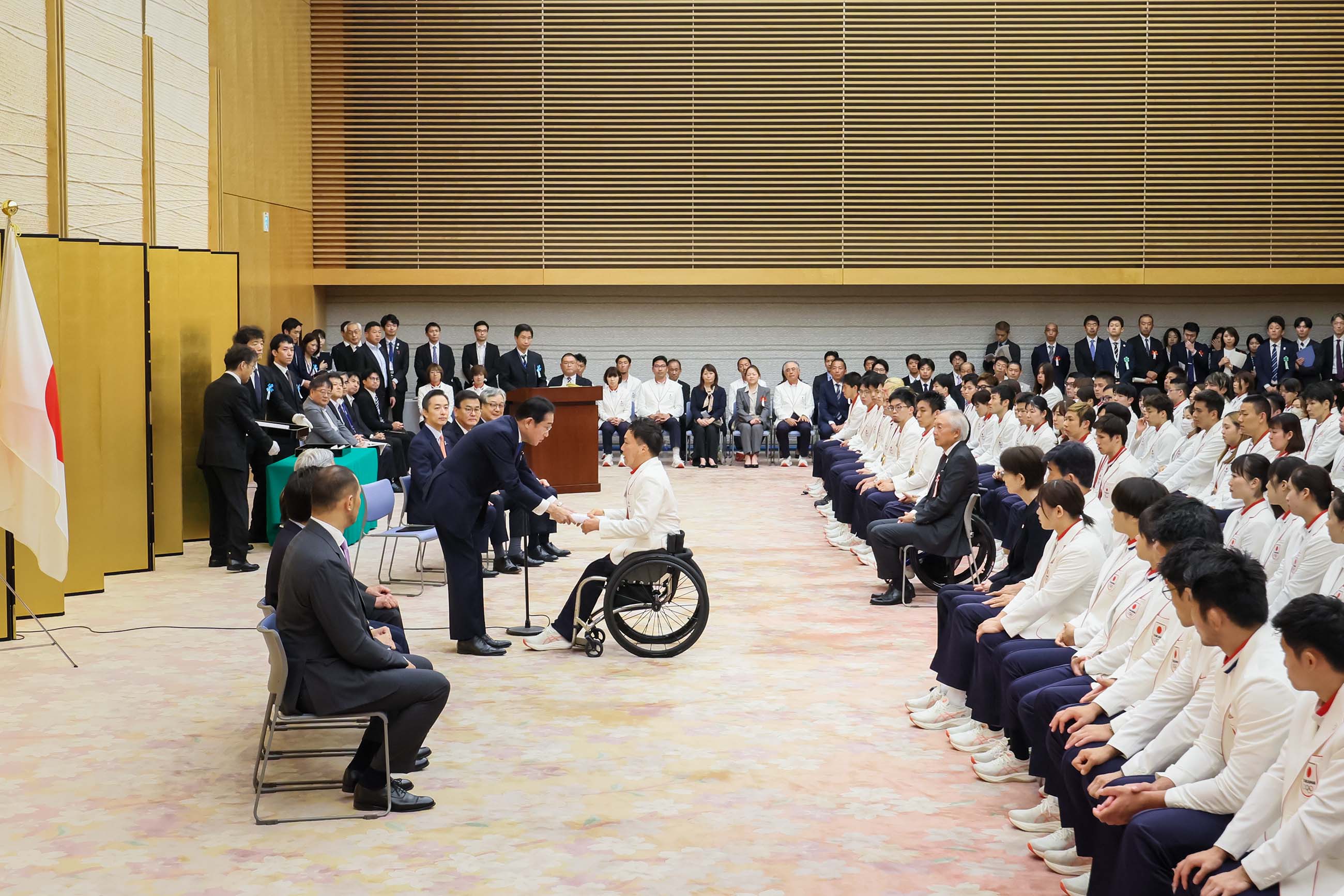 Prime Minister Kishida presenting a commemorative gift (2)