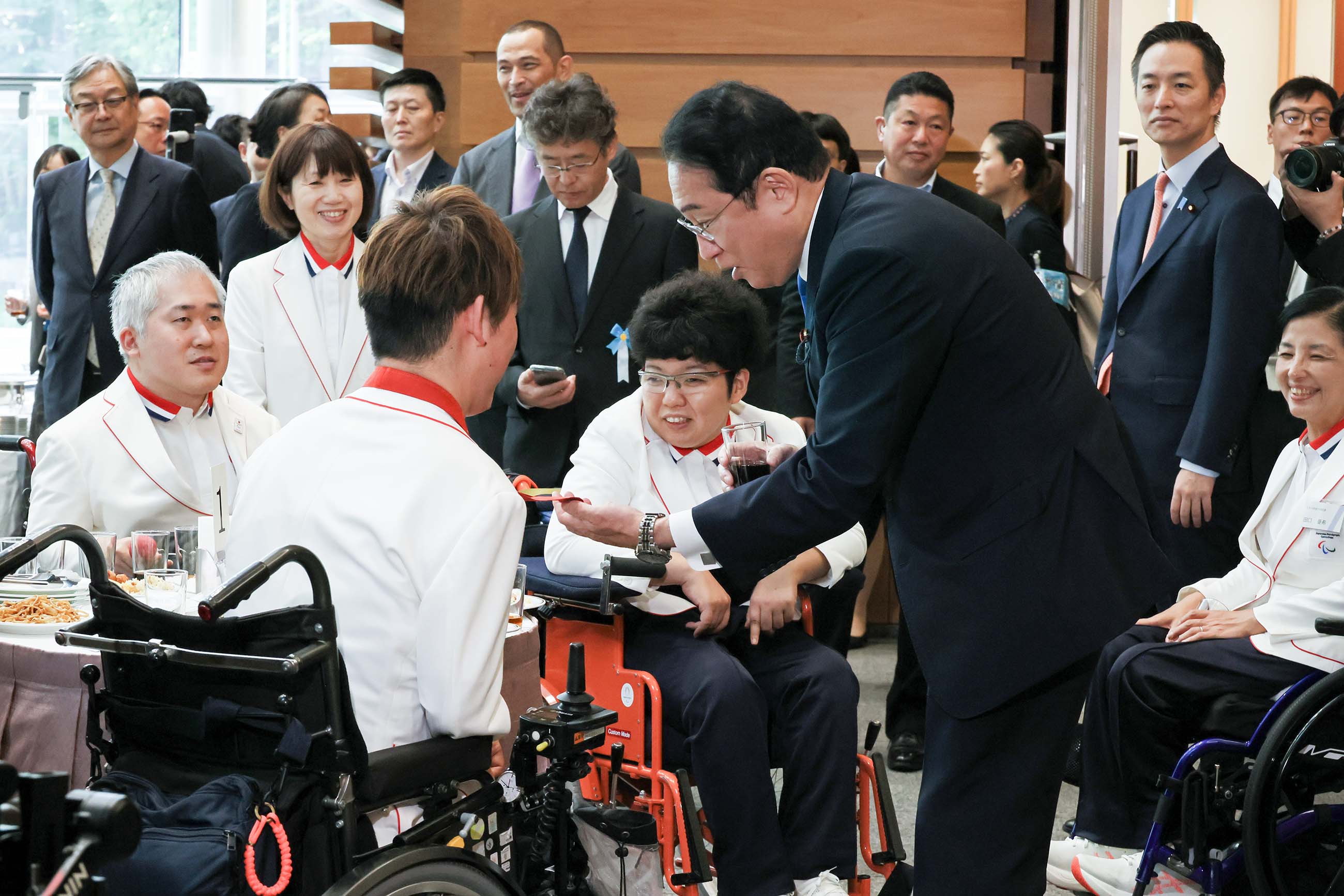 Prime Minister Kishida having a talk with the delegation (1)