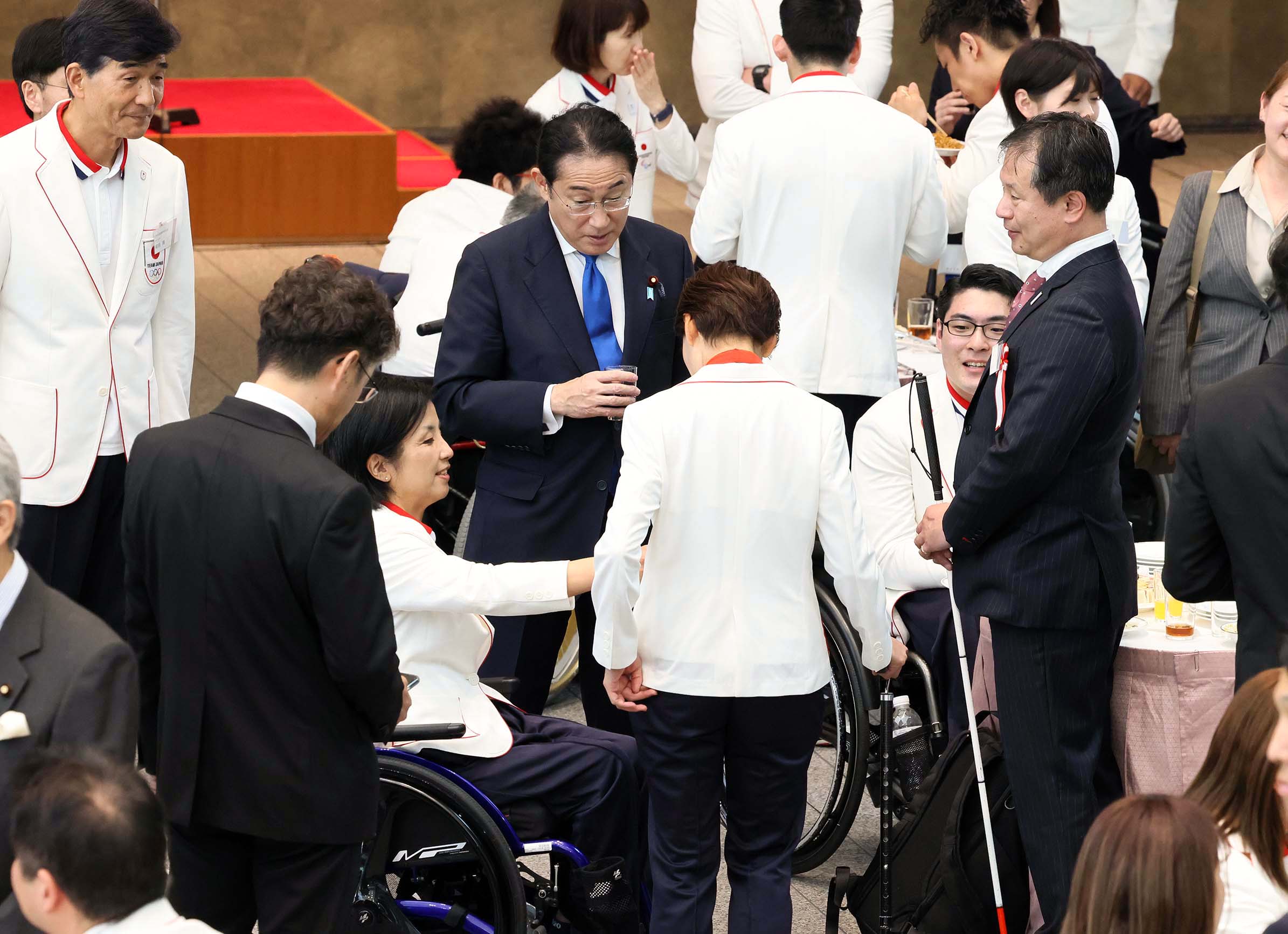 Prime Minister Kishida having a talk with the delegation (2)