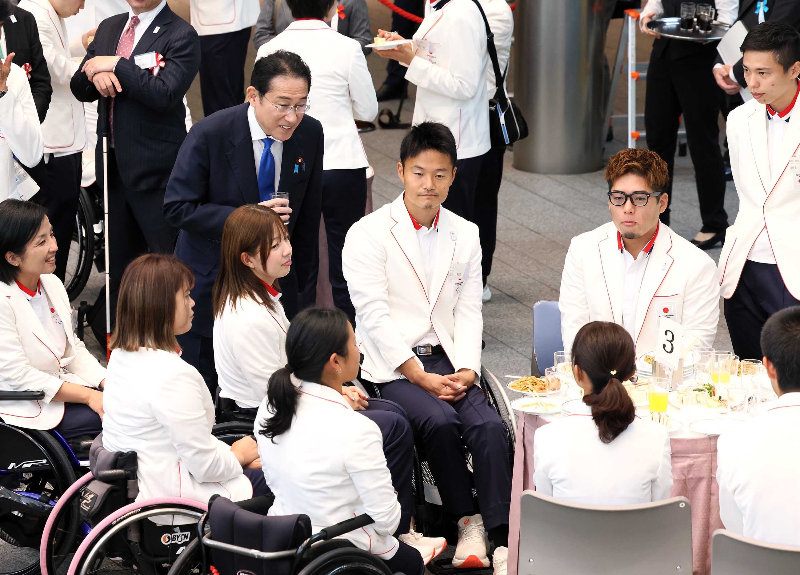 Prime Minister Kishida having a talk with the delegation (3)