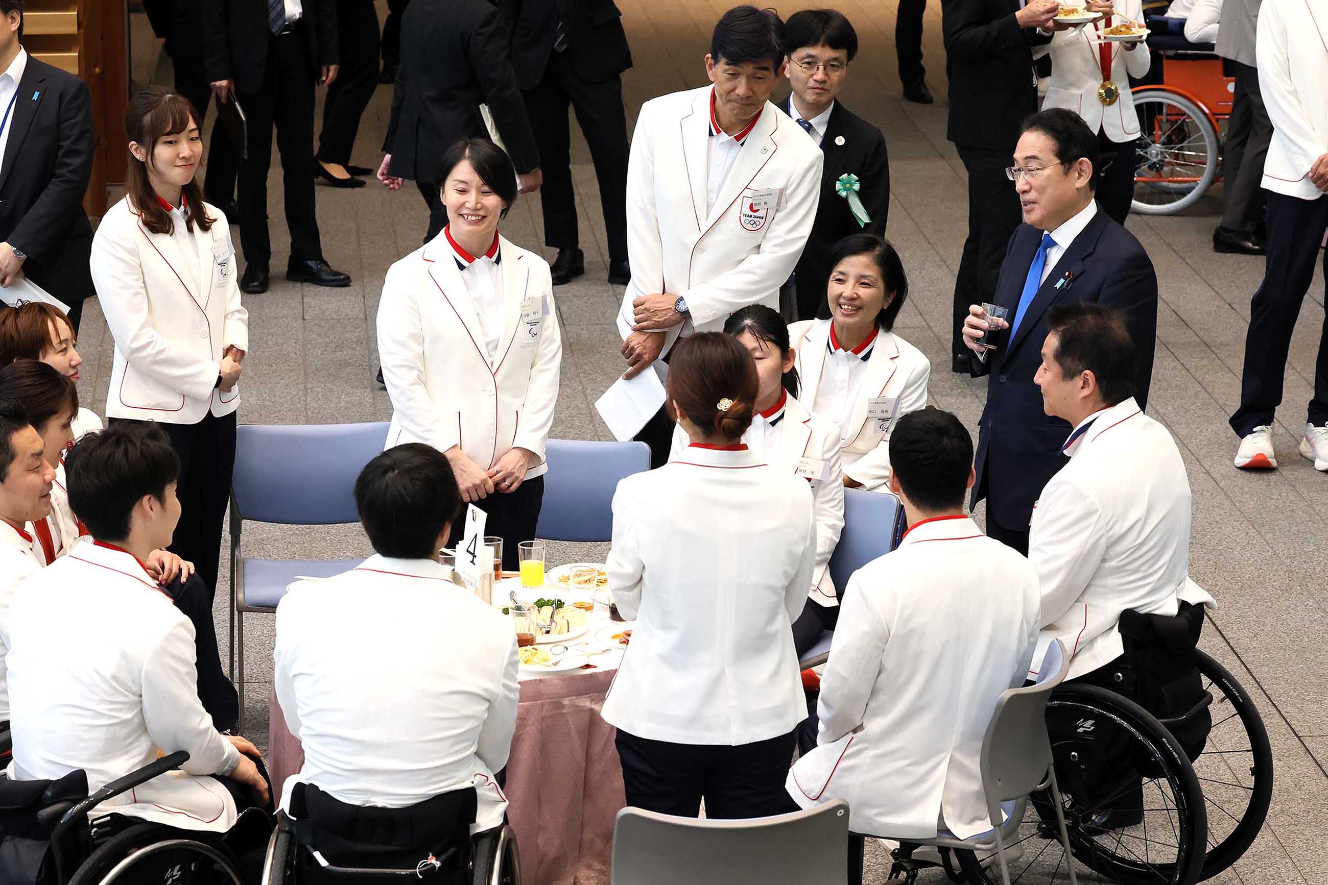 Prime Minister Kishida having a talk with the delegation (4)