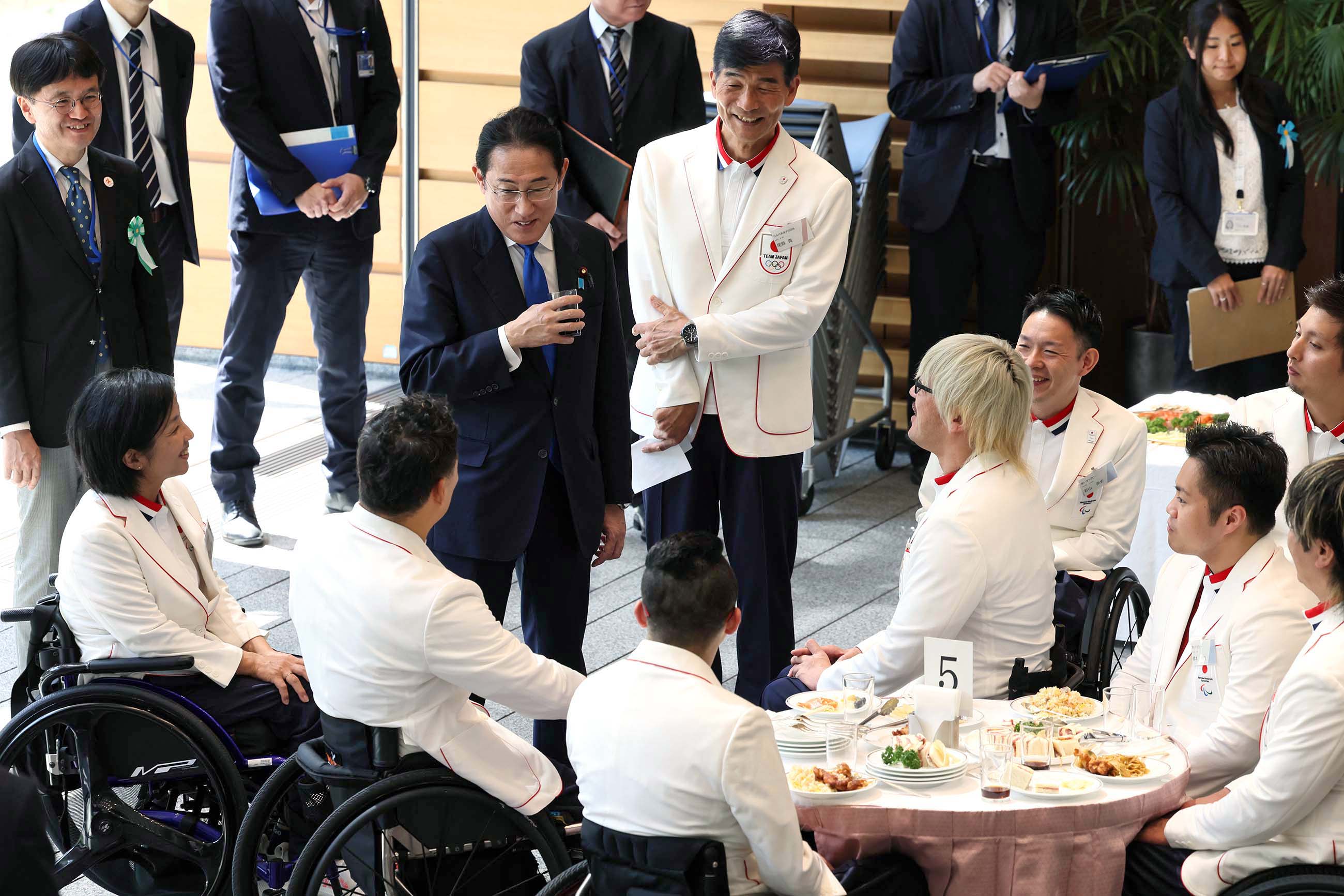 Prime Minister Kishida having a talk with the delegation (5)