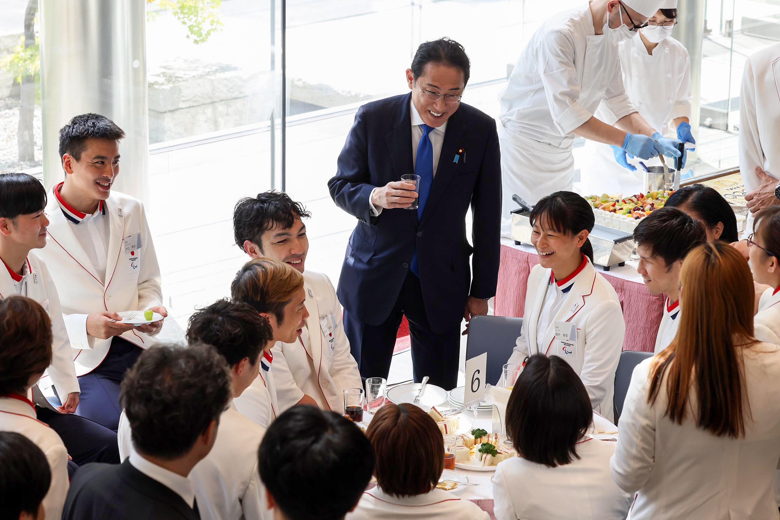 Prime Minister Kishida having a talk with the delegation (6)