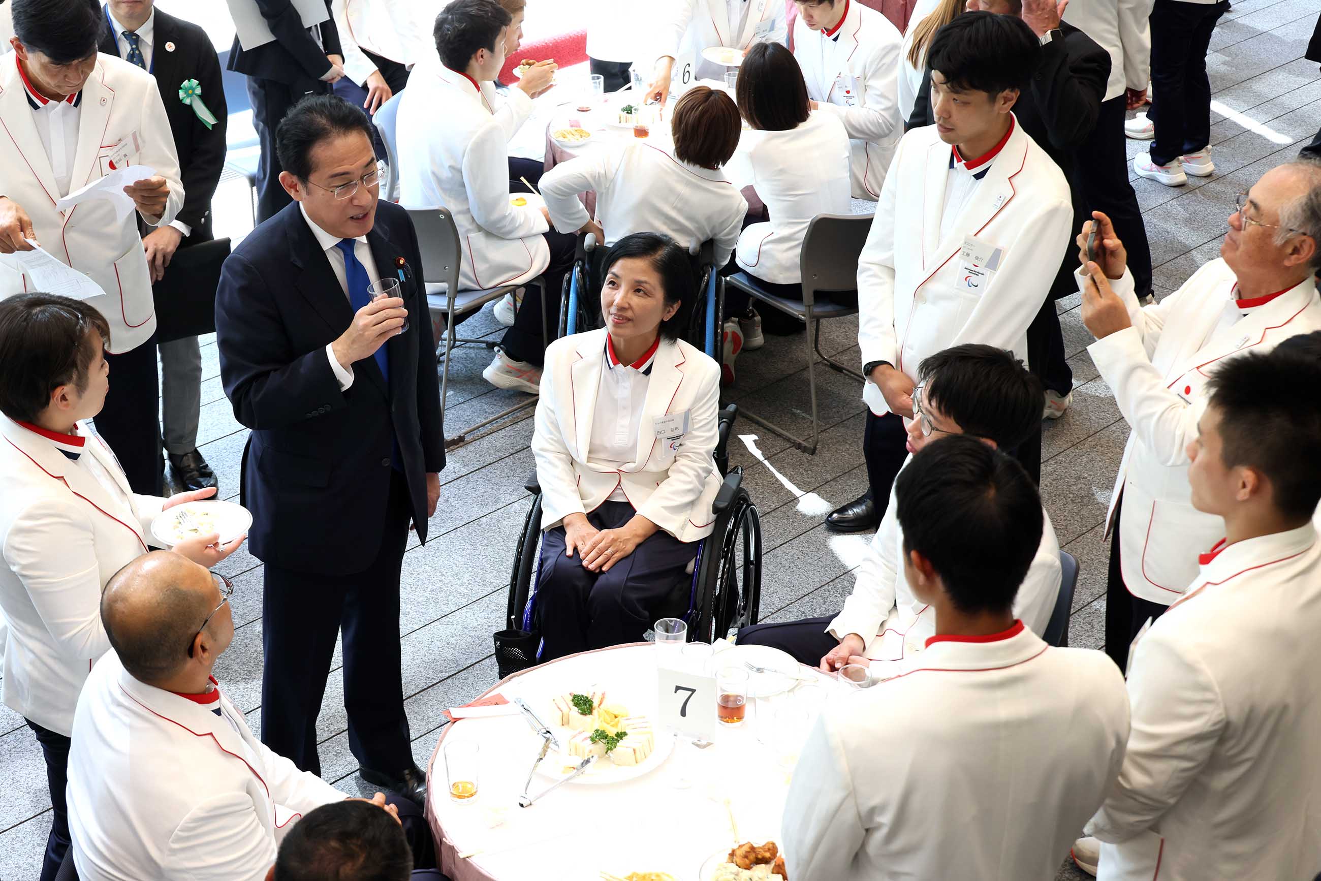 Prime Minister Kishida having a talk with the delegation (7)