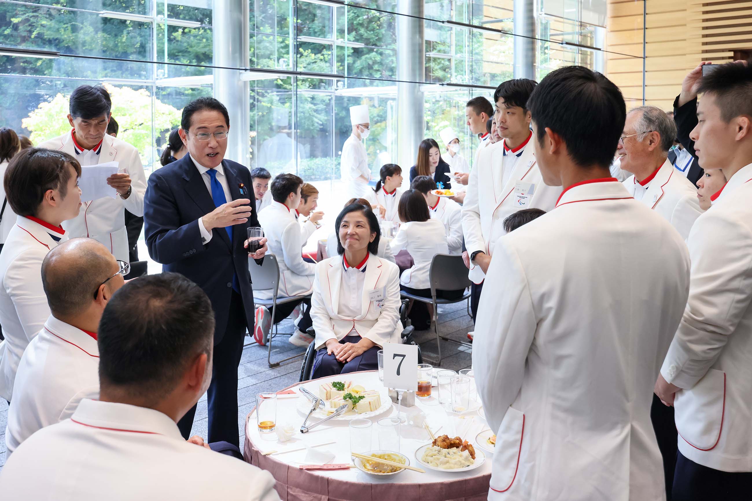 Prime Minister Kishida having a talk with the delegation (8)