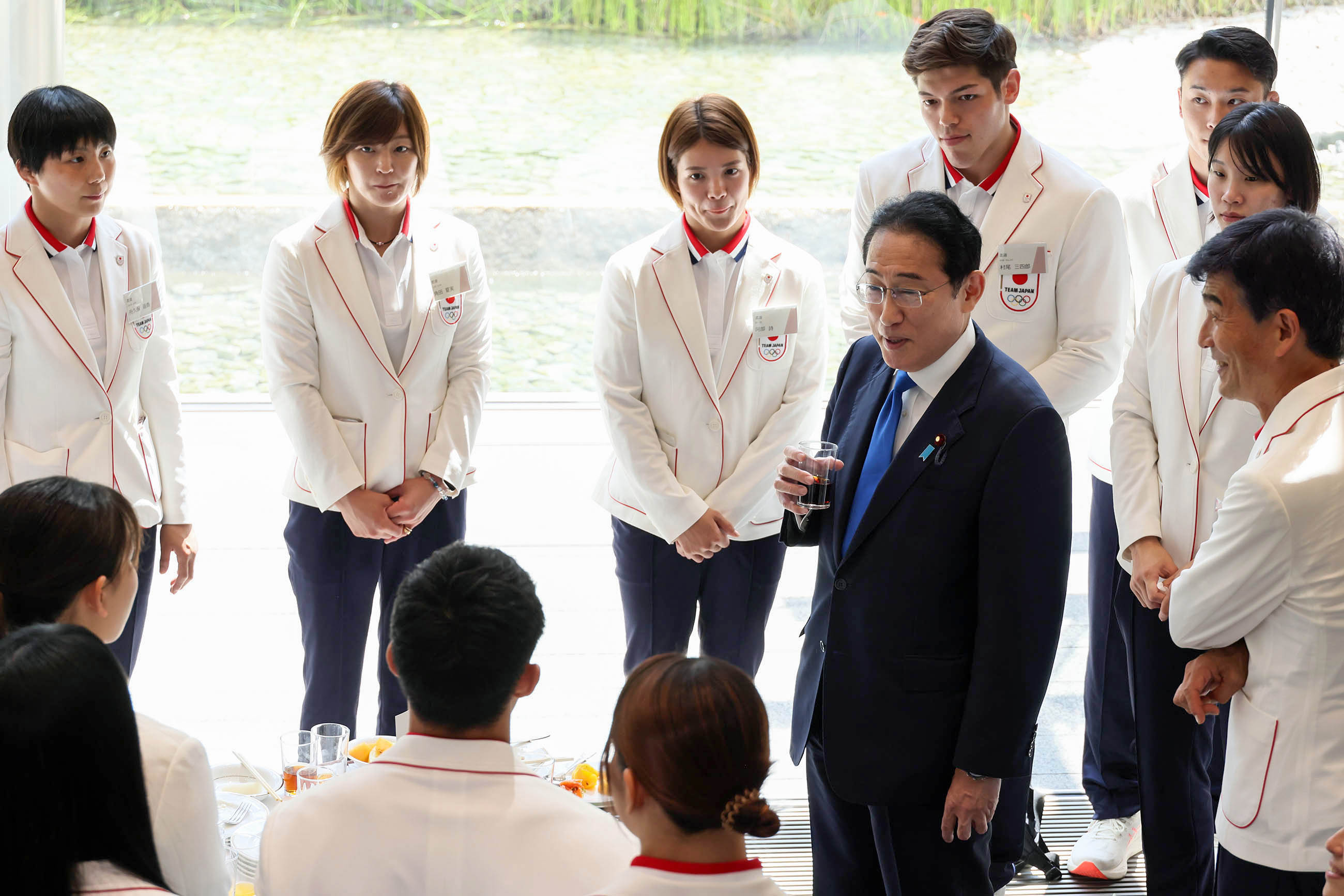 Prime Minister Kishida having a talk with the delegation (9)