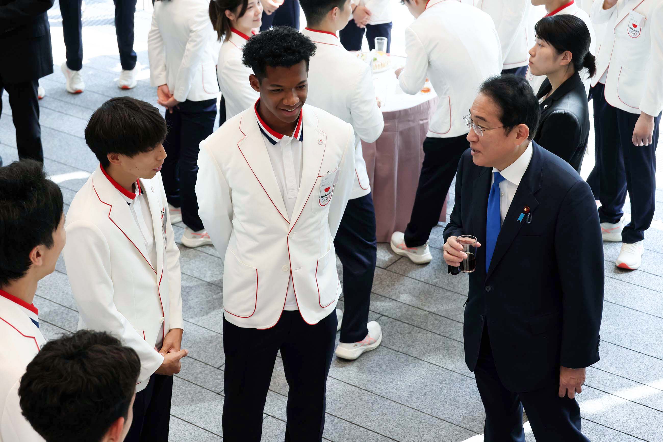 Prime Minister Kishida having a talk with the delegation (10)