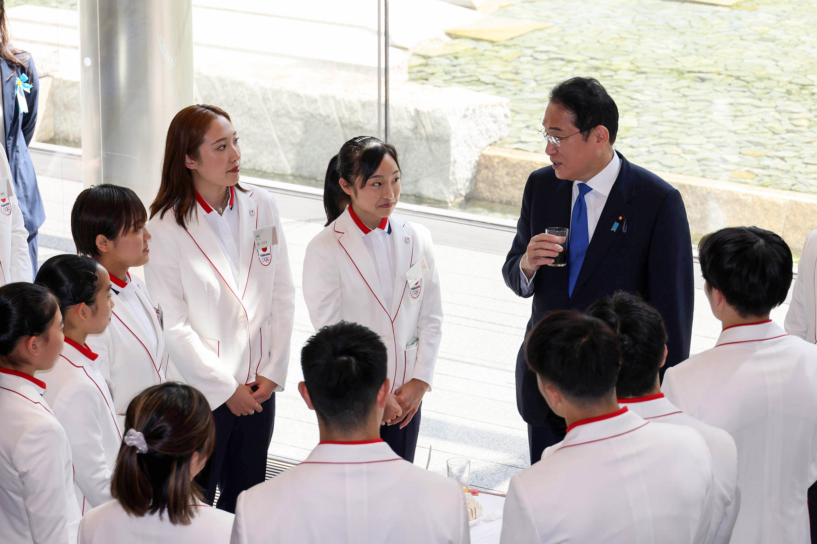 Prime Minister Kishida having a talk with the delegation (12)