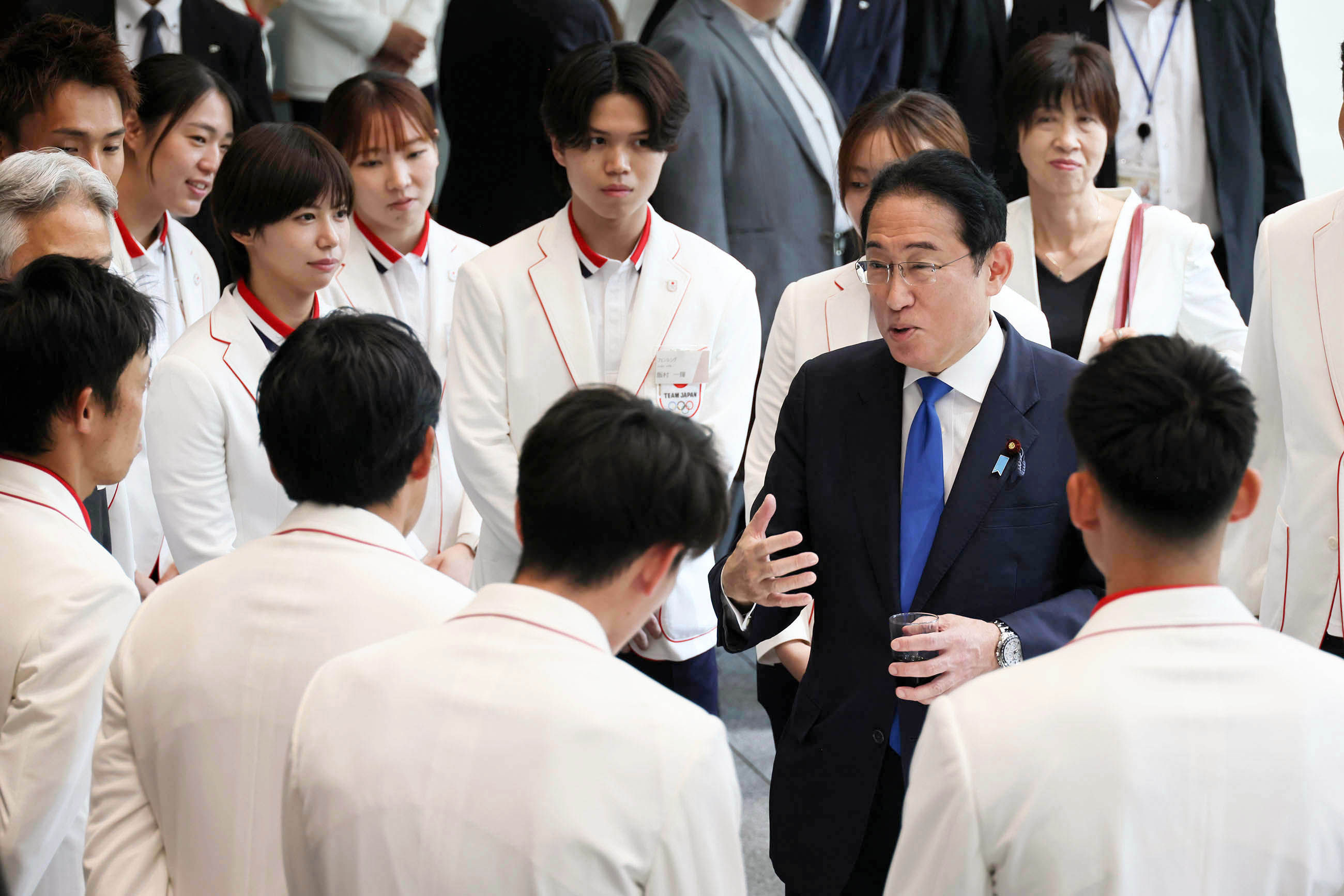 Prime Minister Kishida having a talk with the delegation (13)