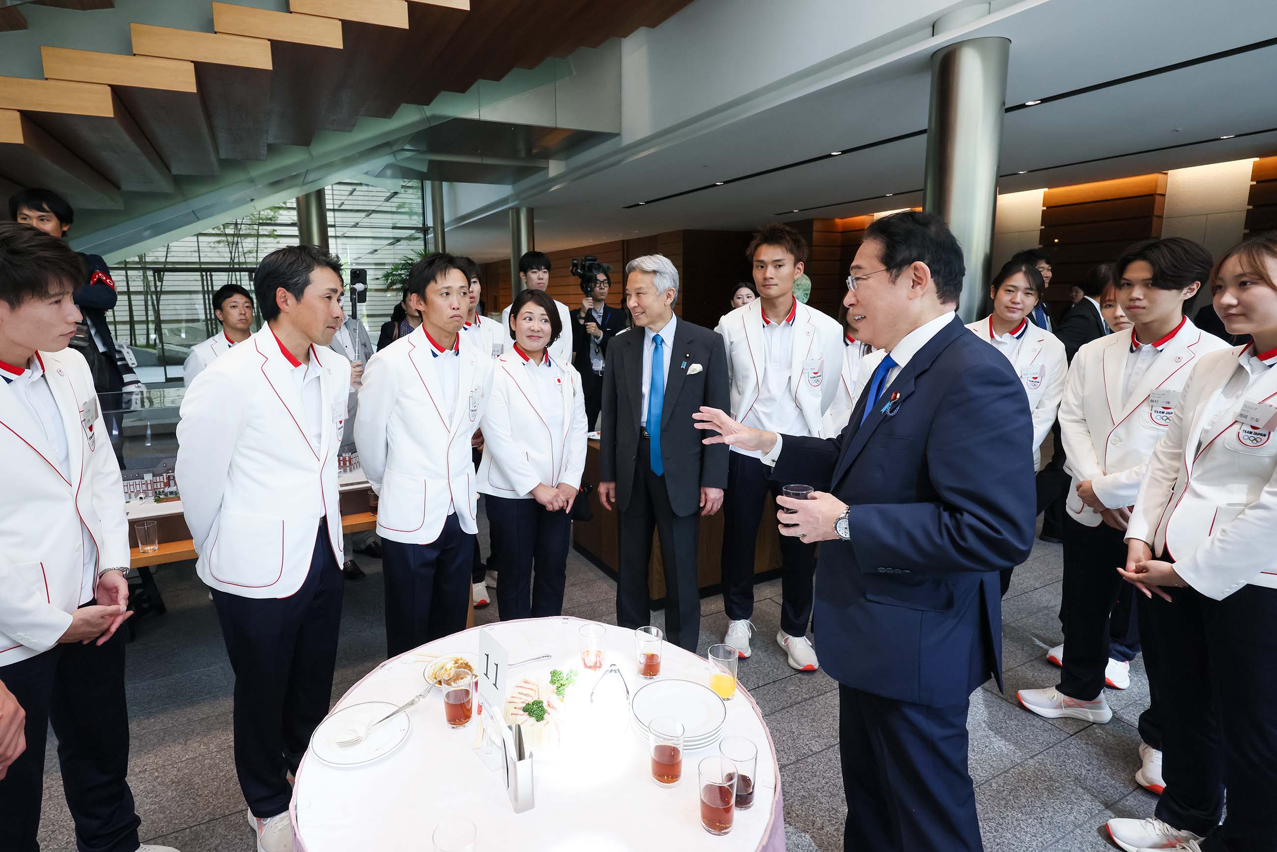 Prime Minister Kishida having a talk with the delegation (14)