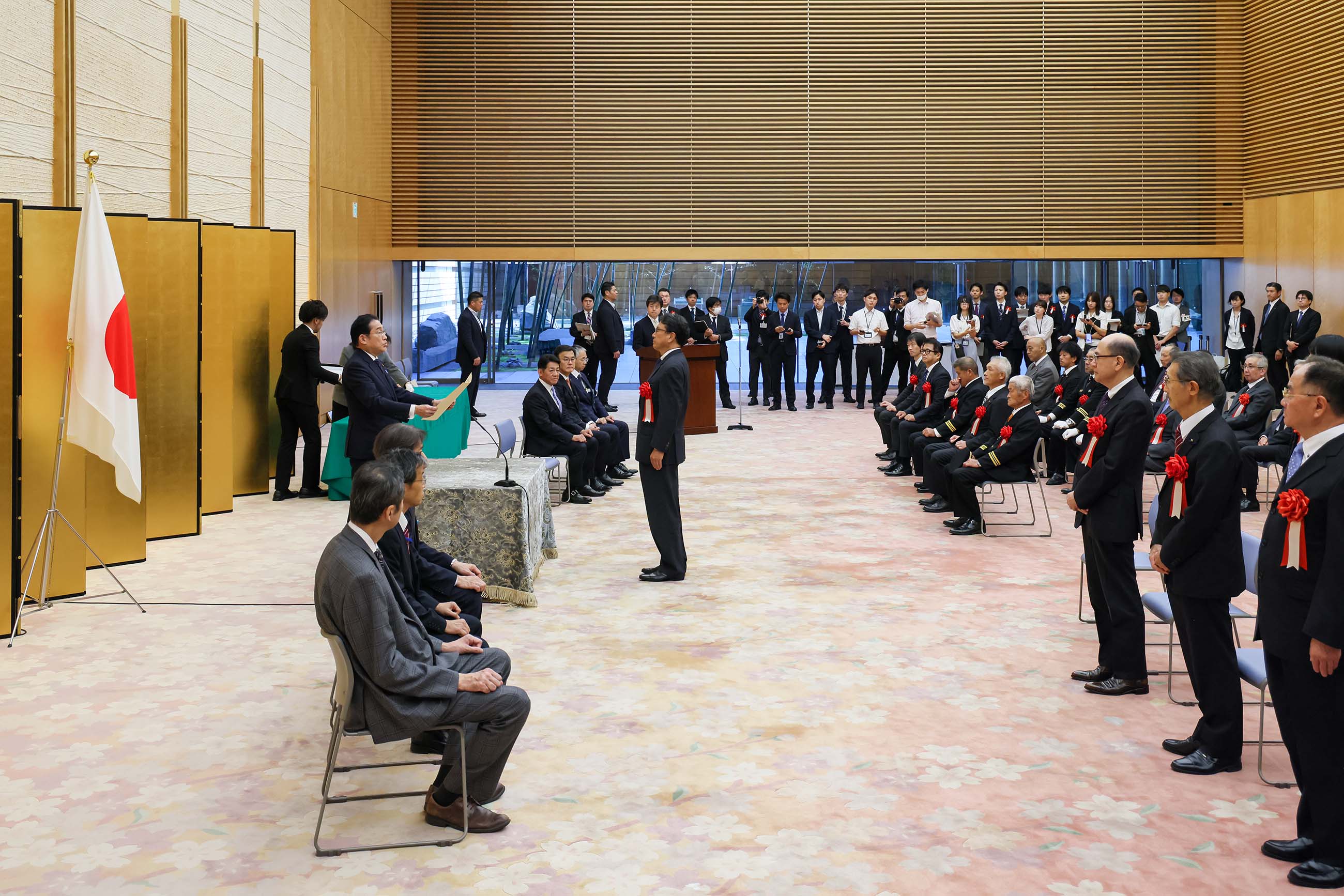 Prime Minister Kishida presenting a certificate of award (1)