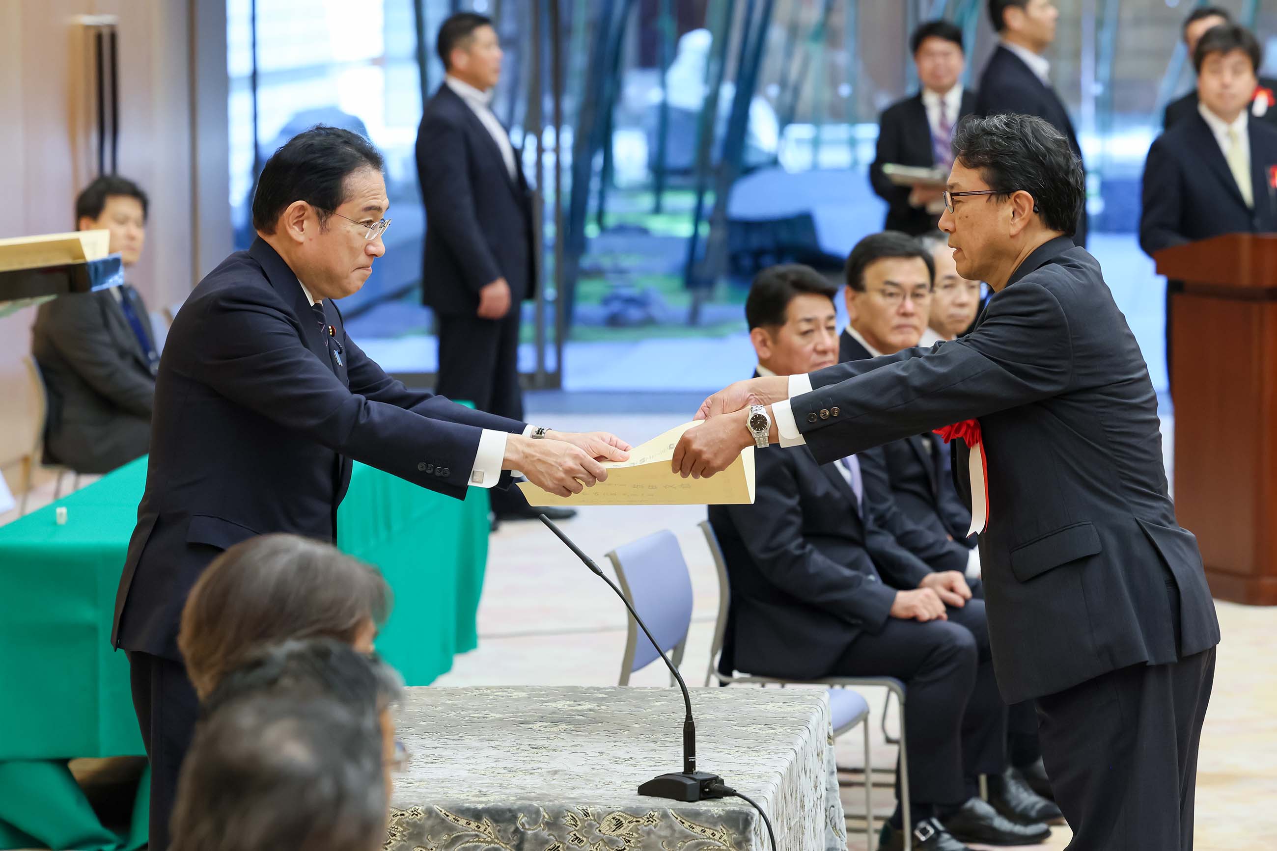 Prime Minister Kishida presenting a certificate of award (2)