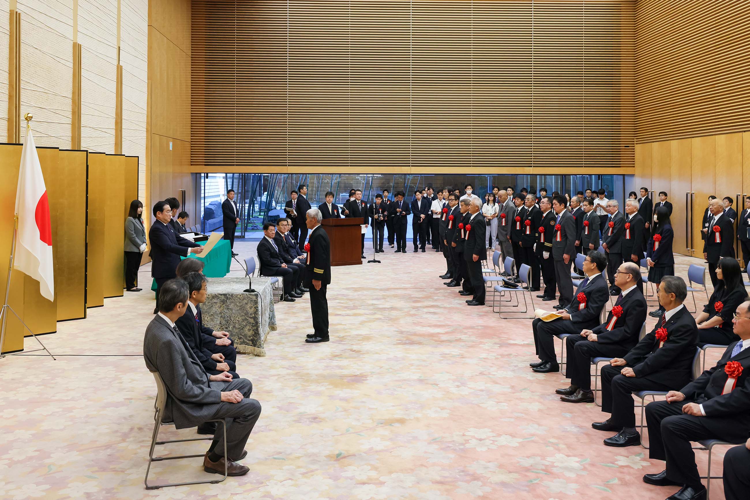 Prime Minister Kishida presenting a certificate of award (3)