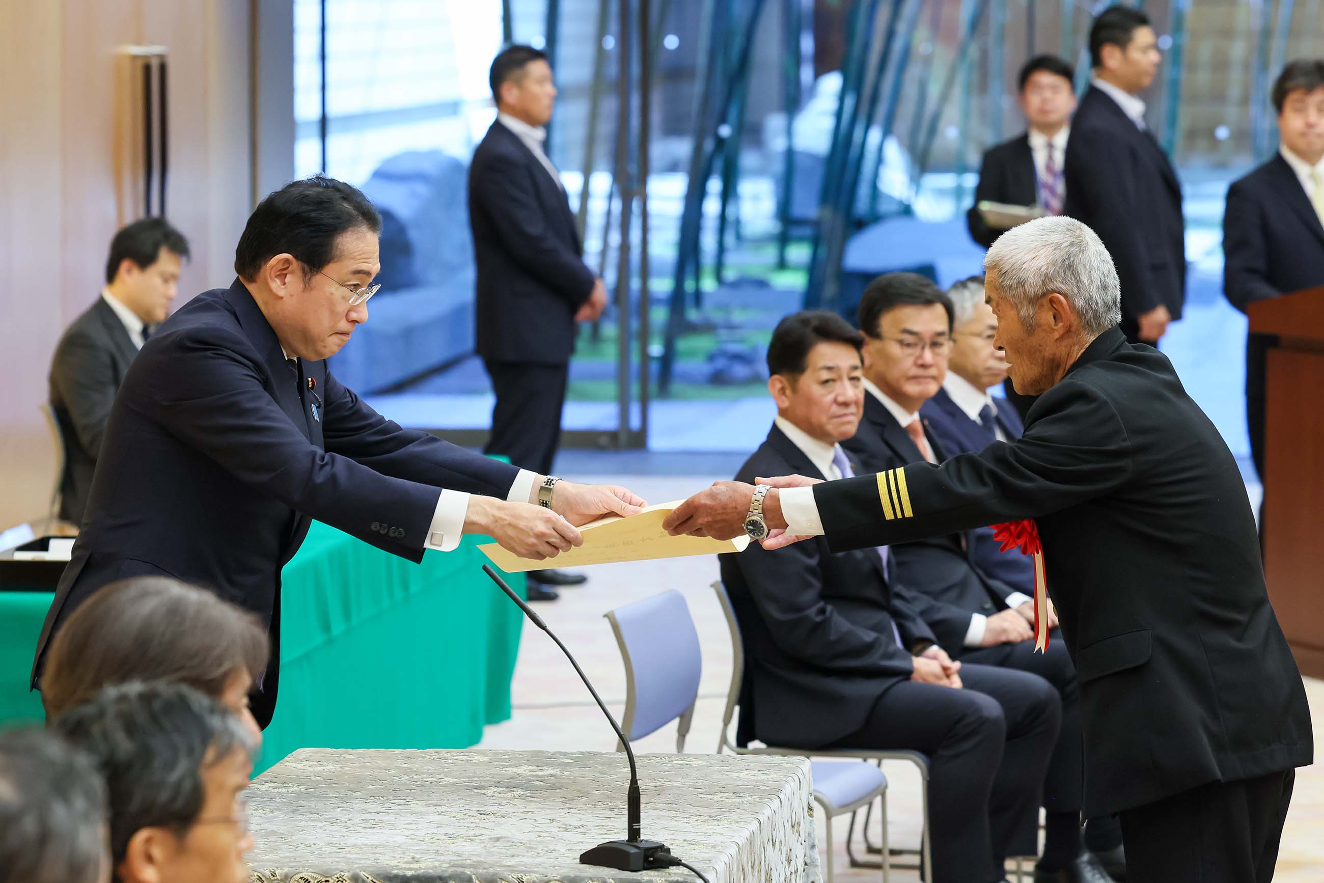 Prime Minister Kishida presenting a certificate of award (4)