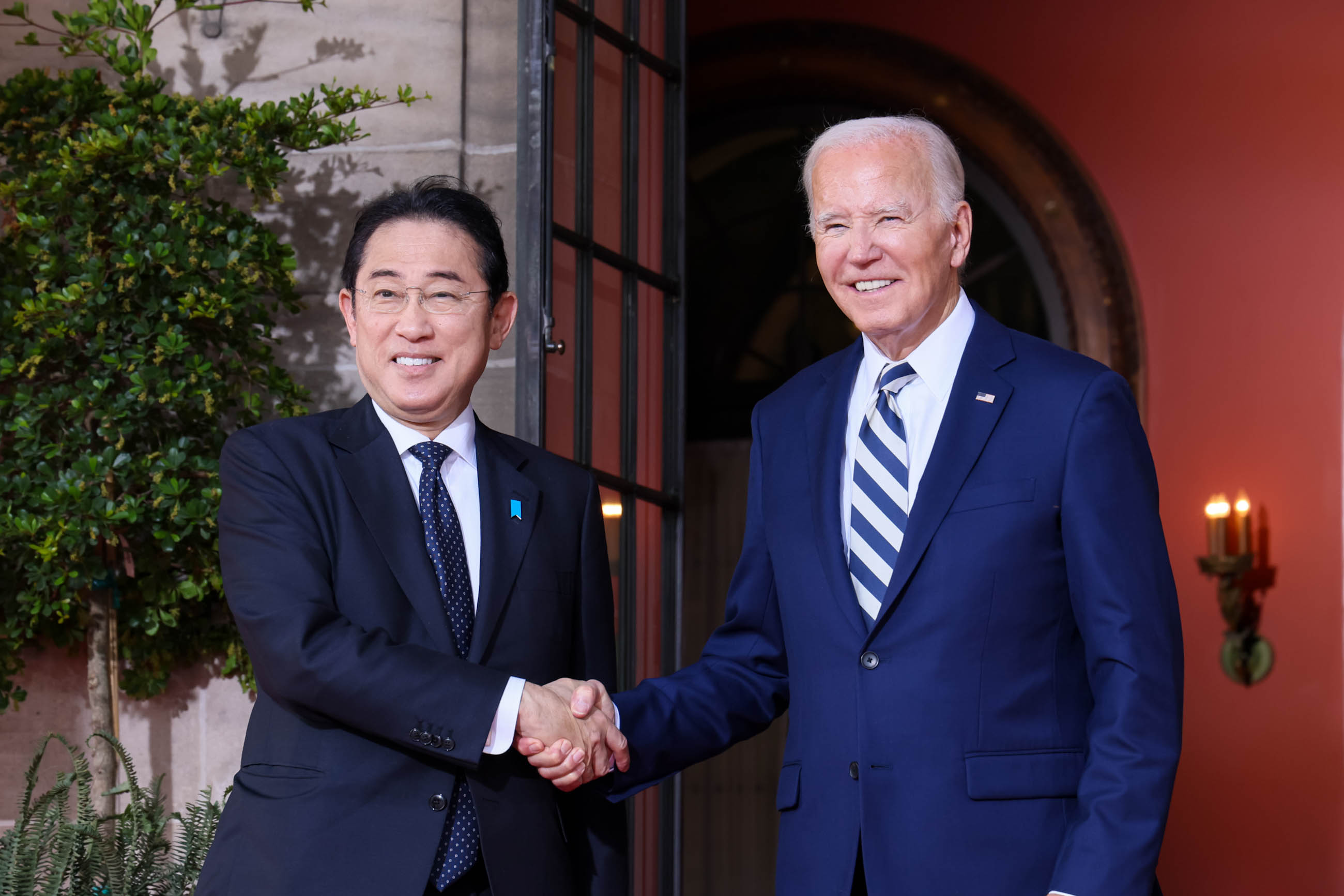 Prime Minister Kishida being greeted by President Biden (1)