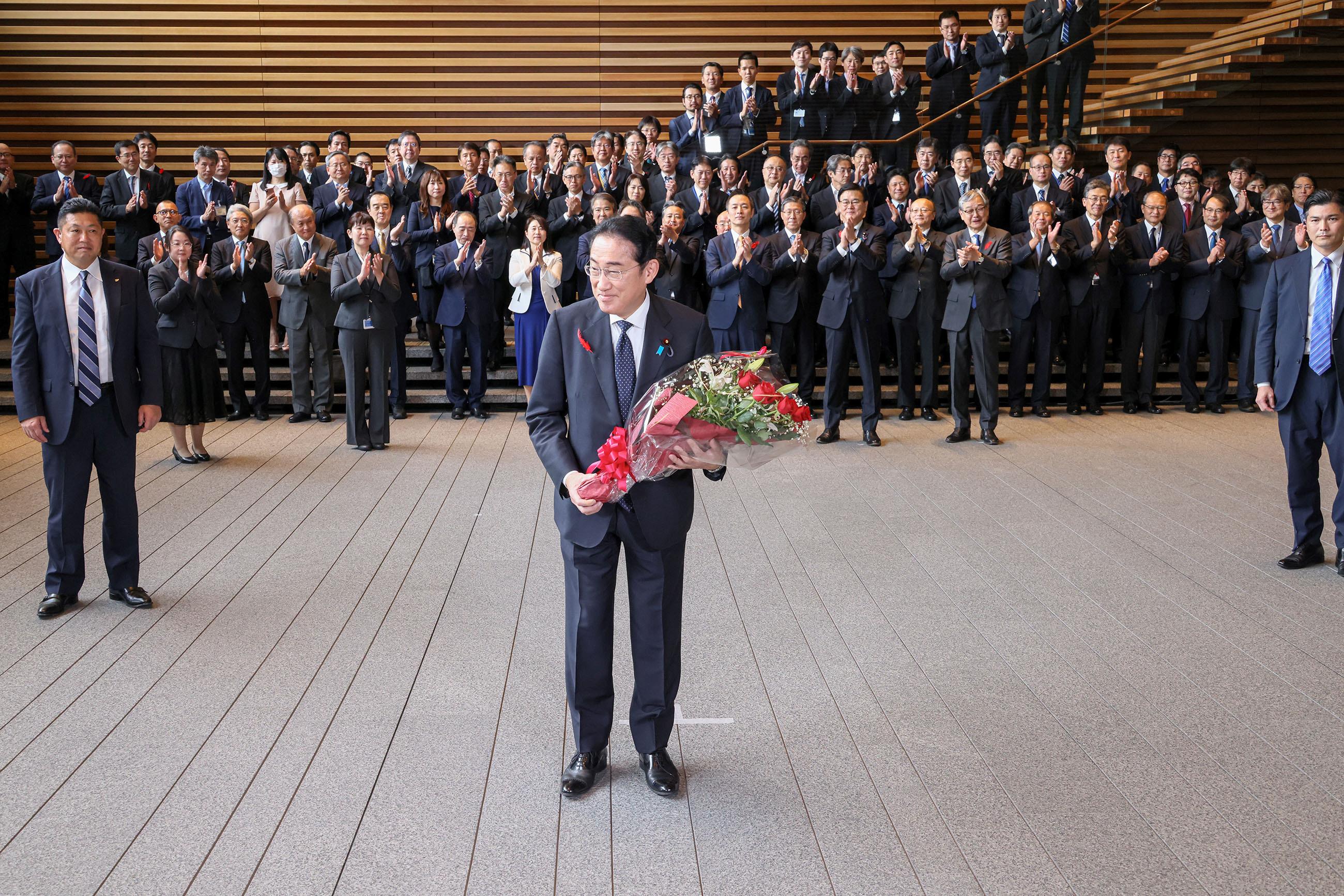 Prime Minister receiving flowers (1)