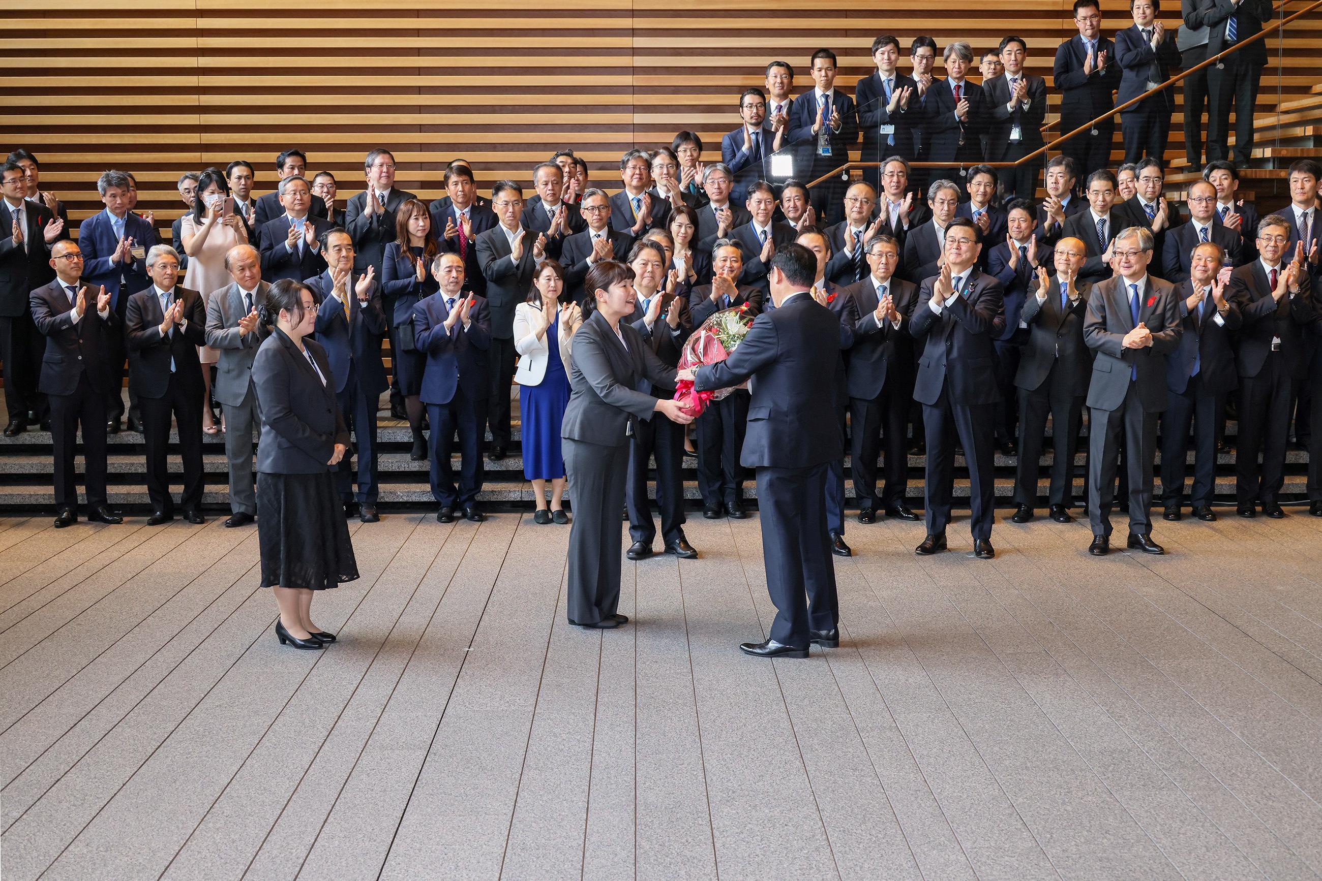 Prime Minister receiving flowers (2)