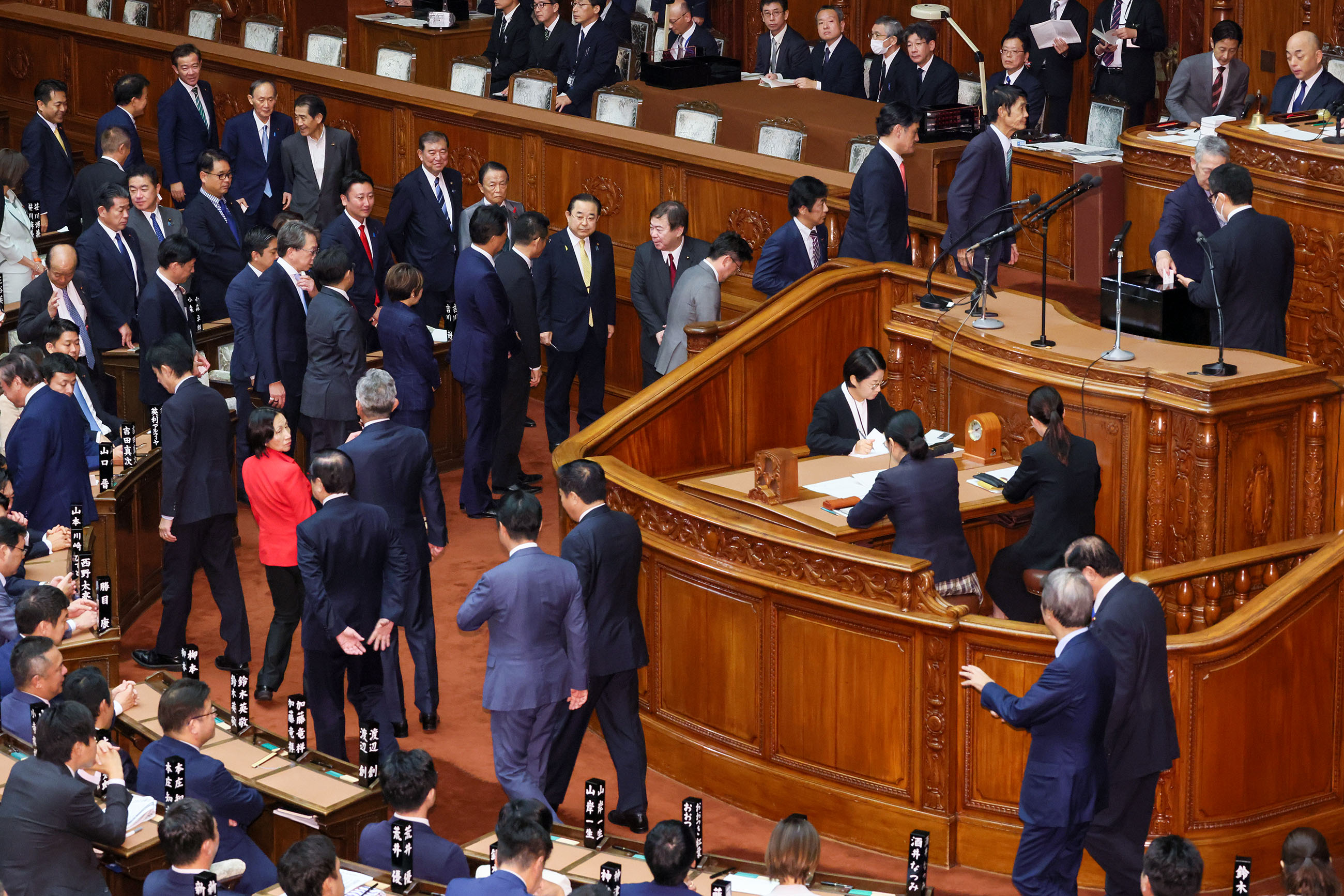 Mr. Ishiba voting to designate the Prime Minister (2)