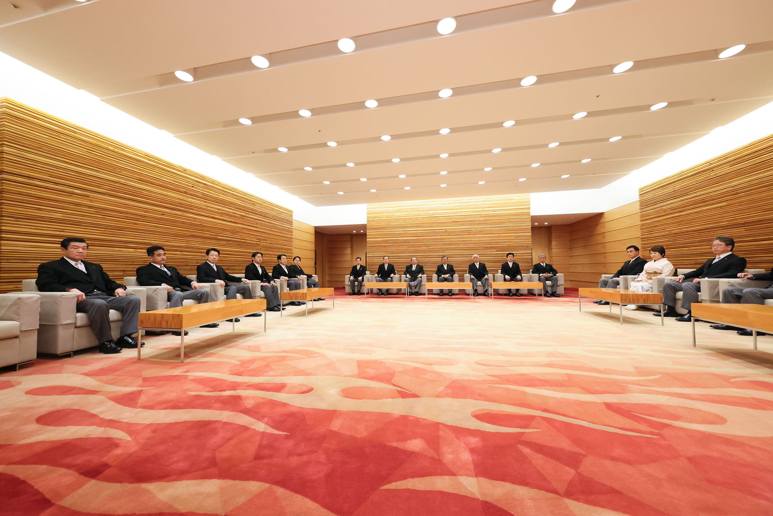 Photo of the first cabinet meeting (3)