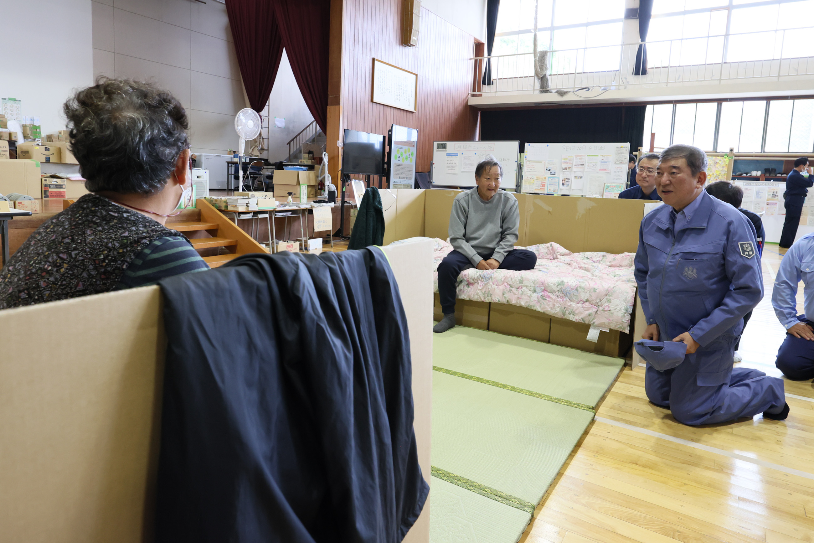 Prime Minister Ishiba visiting the evacuation shelter at Fugeshi Elementary School (1)