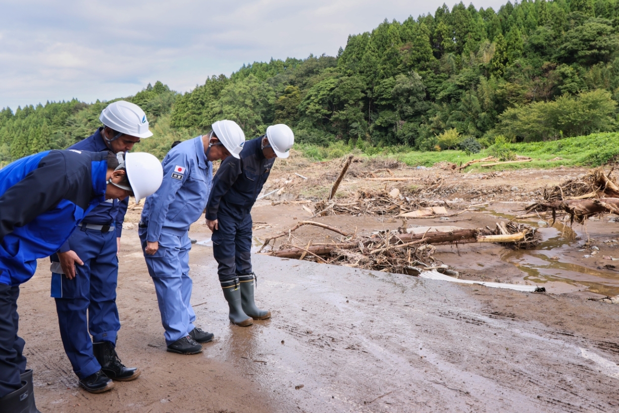 Prime Minister Ishiba visiting the site where houses were washed away in Futegawa-machi (1)