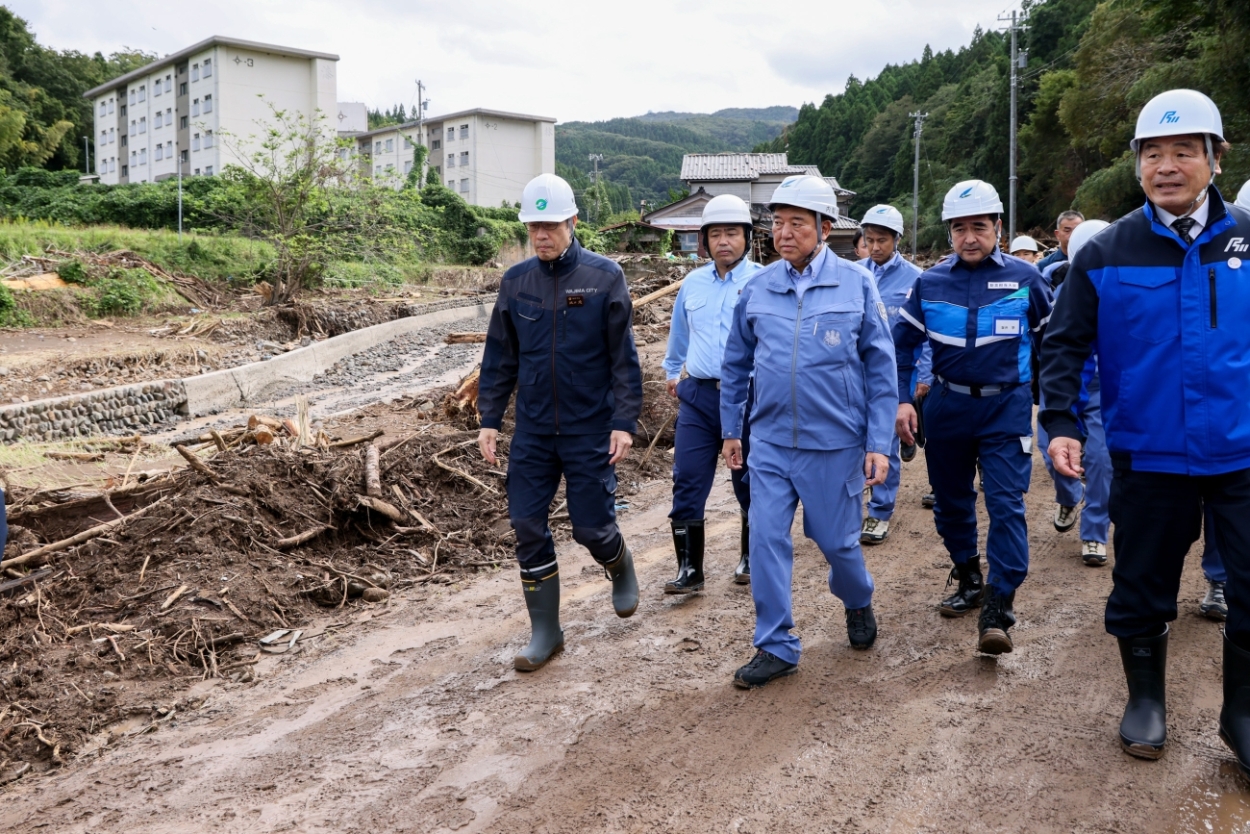 Prime Minister Ishiba visiting the site where houses were washed away in Futegawa-machi (2)