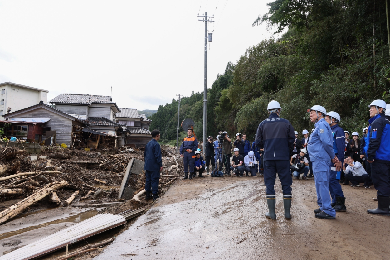 Prime Minister Ishiba visiting the site where houses were washed away in Futegawa-machi (3)