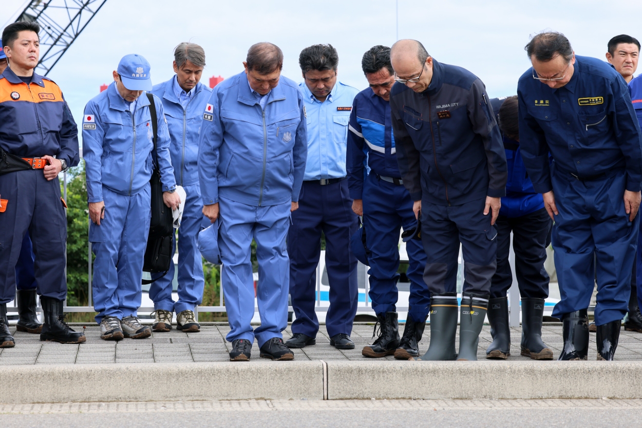 Prime Minister Ishiba visiting the earthquake and fire-stricken site at the Wajima morning market (1)