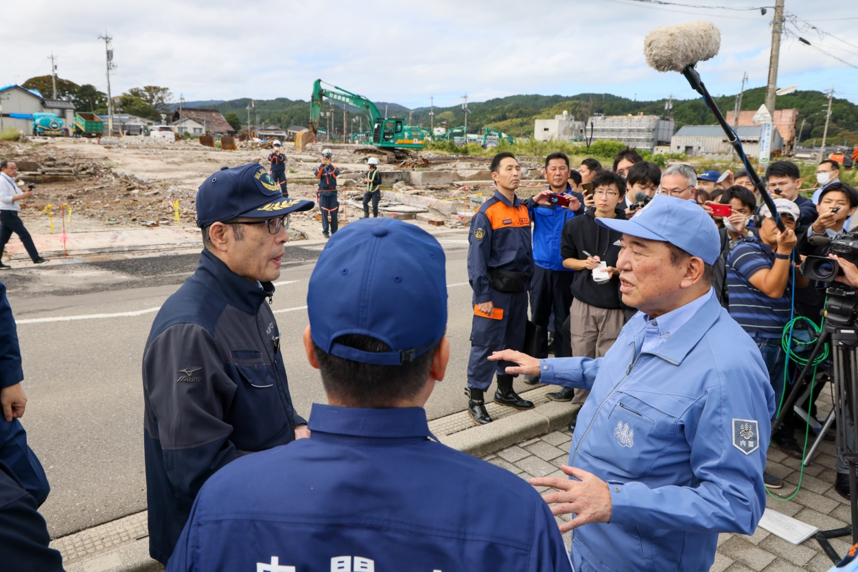 Prime Minister Ishiba visiting the earthquake and fire-stricken site at the Wajima morning market (2)