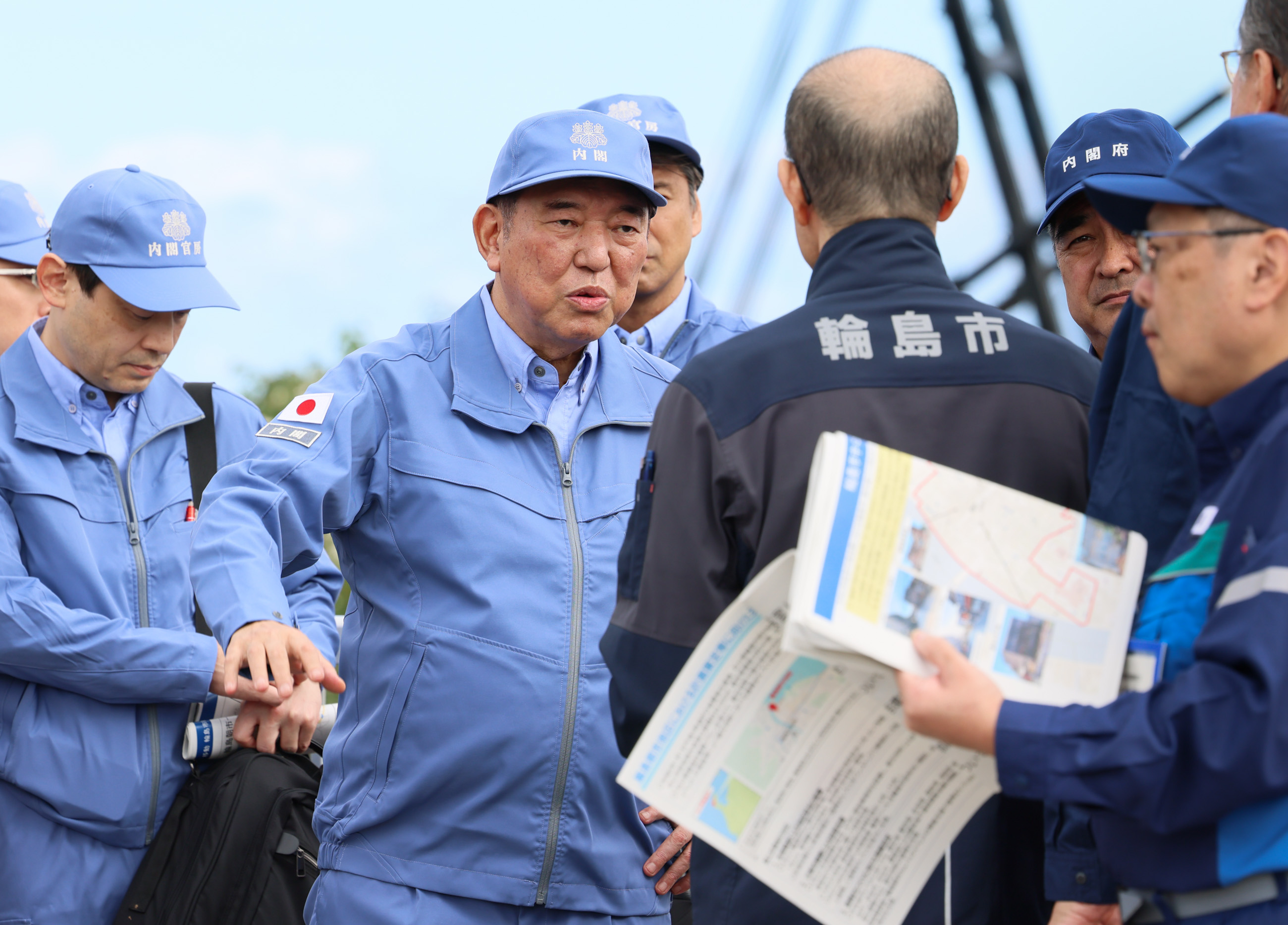 Prime Minister Ishiba visiting the earthquake and fire-stricken site at the Wajima morning market (3)