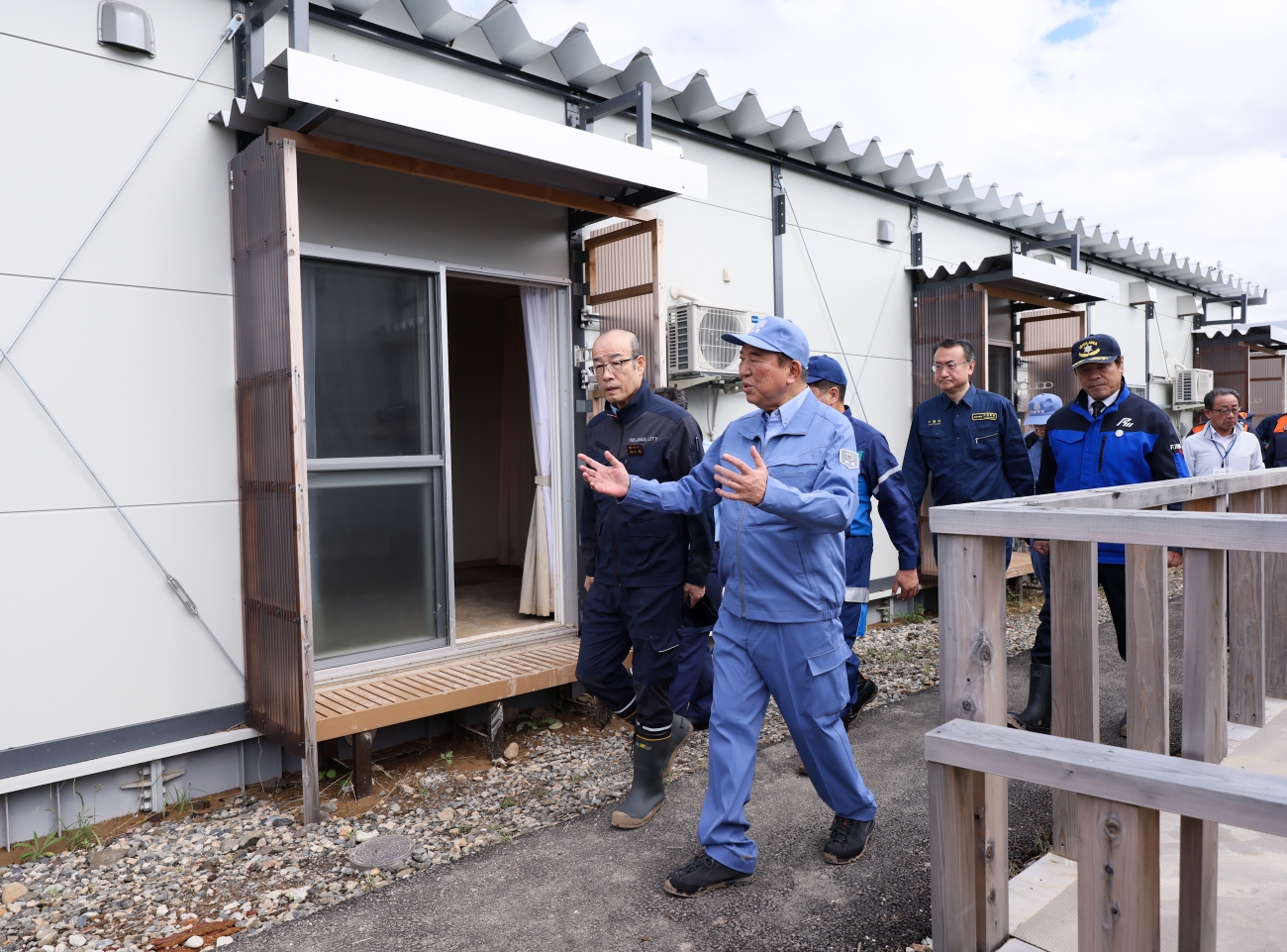 Prime Minister Ishiba visiting the temporary housing that was flooded in Takuda-machi (2)