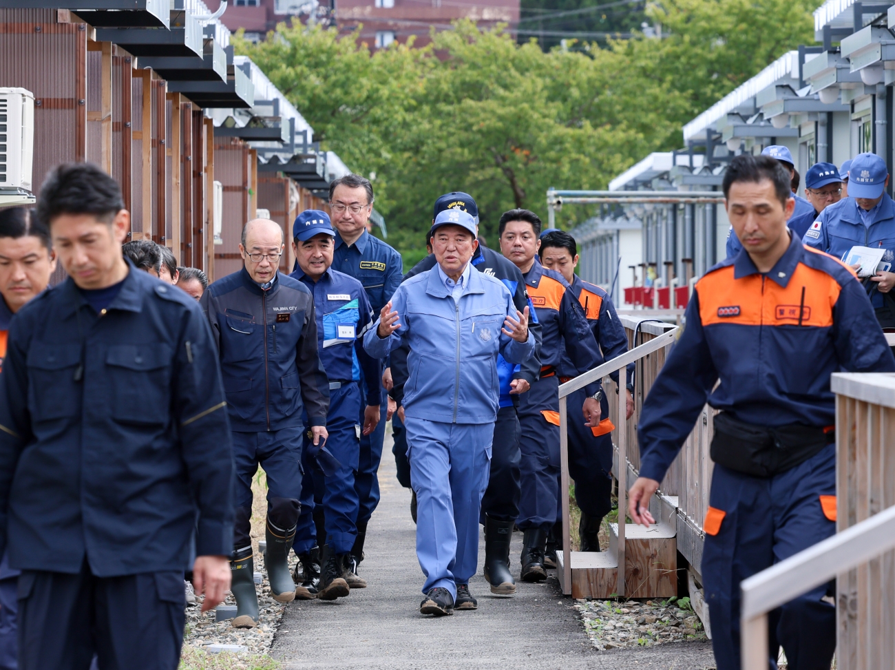 Prime Minister Ishiba visiting the temporary housing that was flooded in Takuda-machi (3)