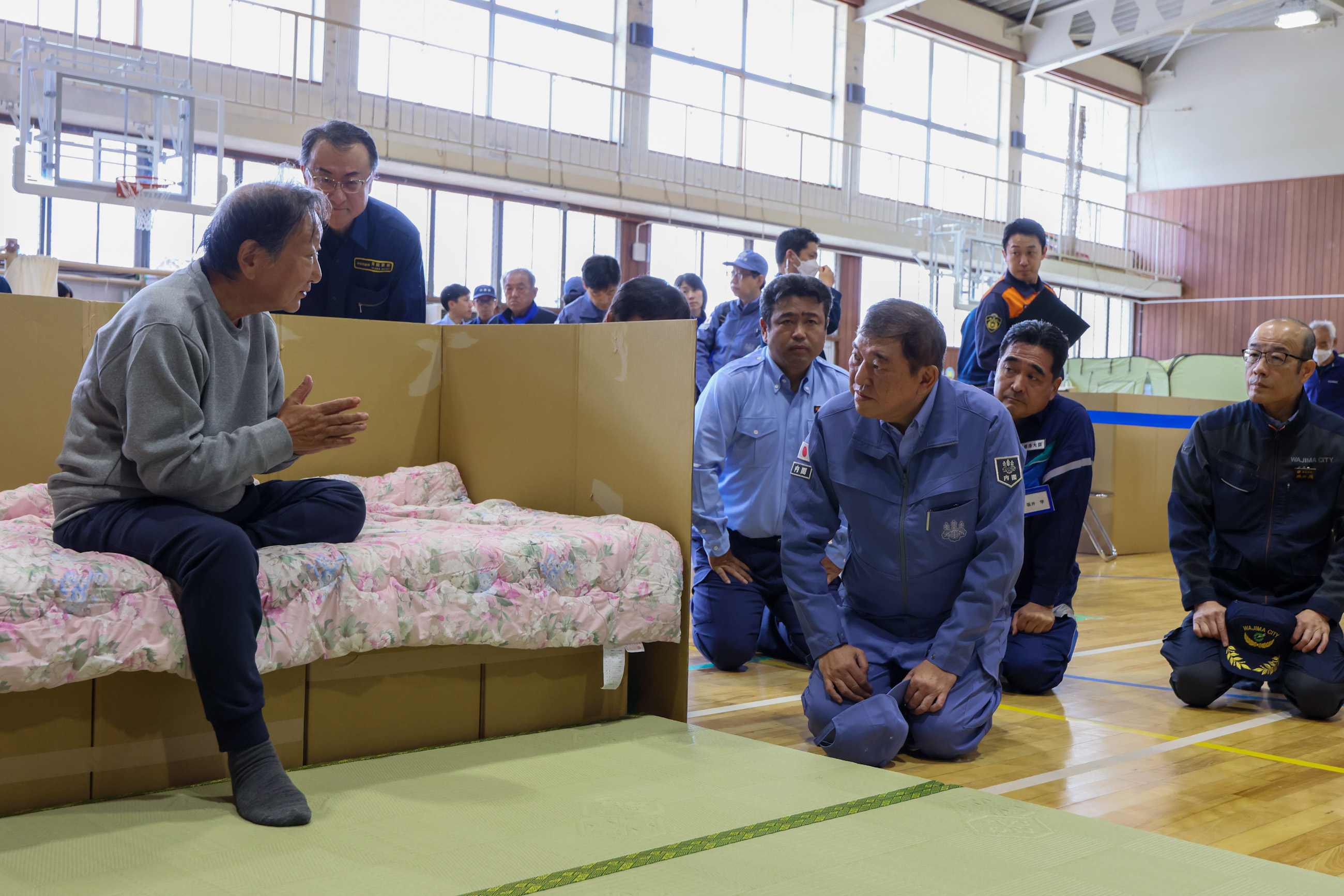 Prime Minister Ishiba visiting the evacuation shelter at Fugeshi Elementary School (2)