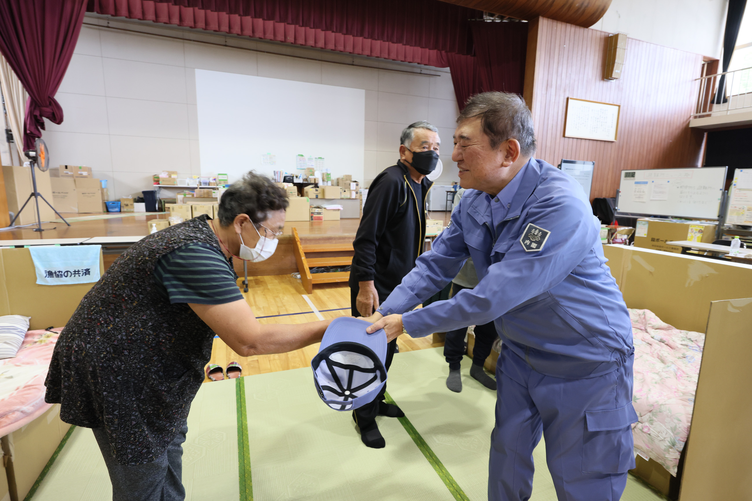 Prime Minister Ishiba visiting the evacuation shelter at Fugeshi Elementary School (3)